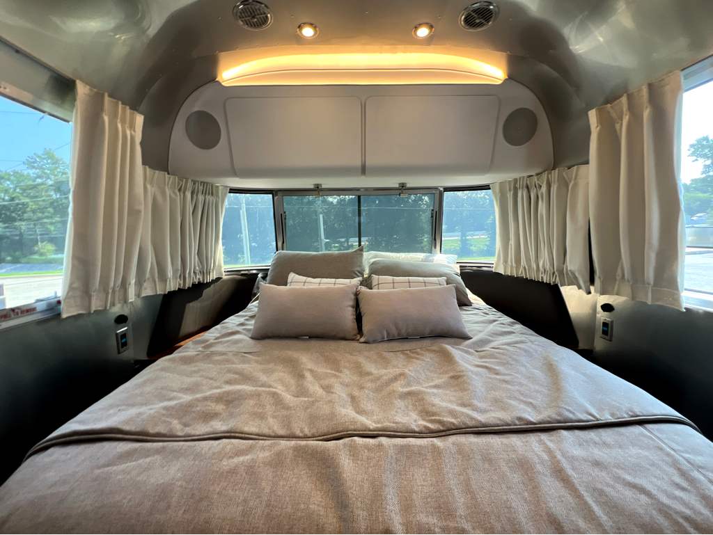2026 AIRSTREAM GLOBETROTTER 27FBQ - Image 20