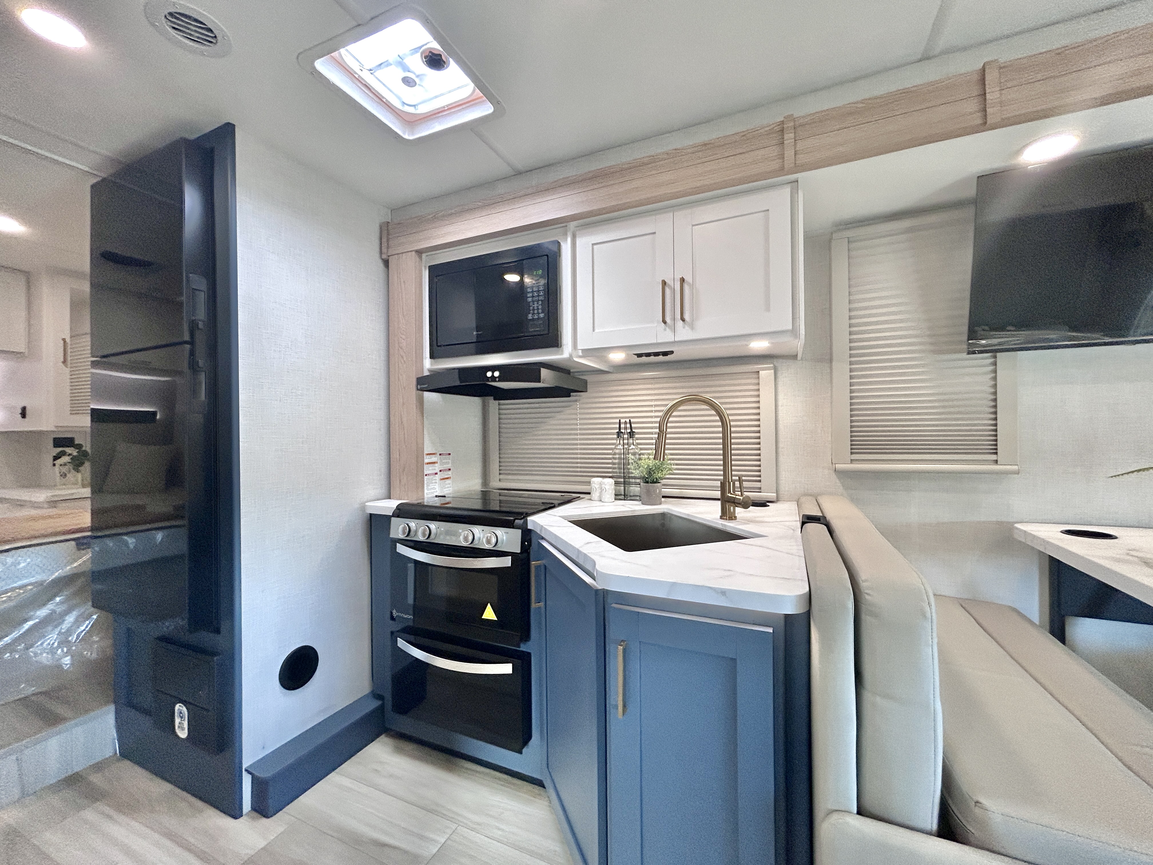 2027 Thor Motor Coach Quantum LC28 - Image 9