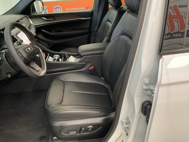 2026 Jeep Grand-Cherokee-L Laredo Altitude 4x4 - Image 13