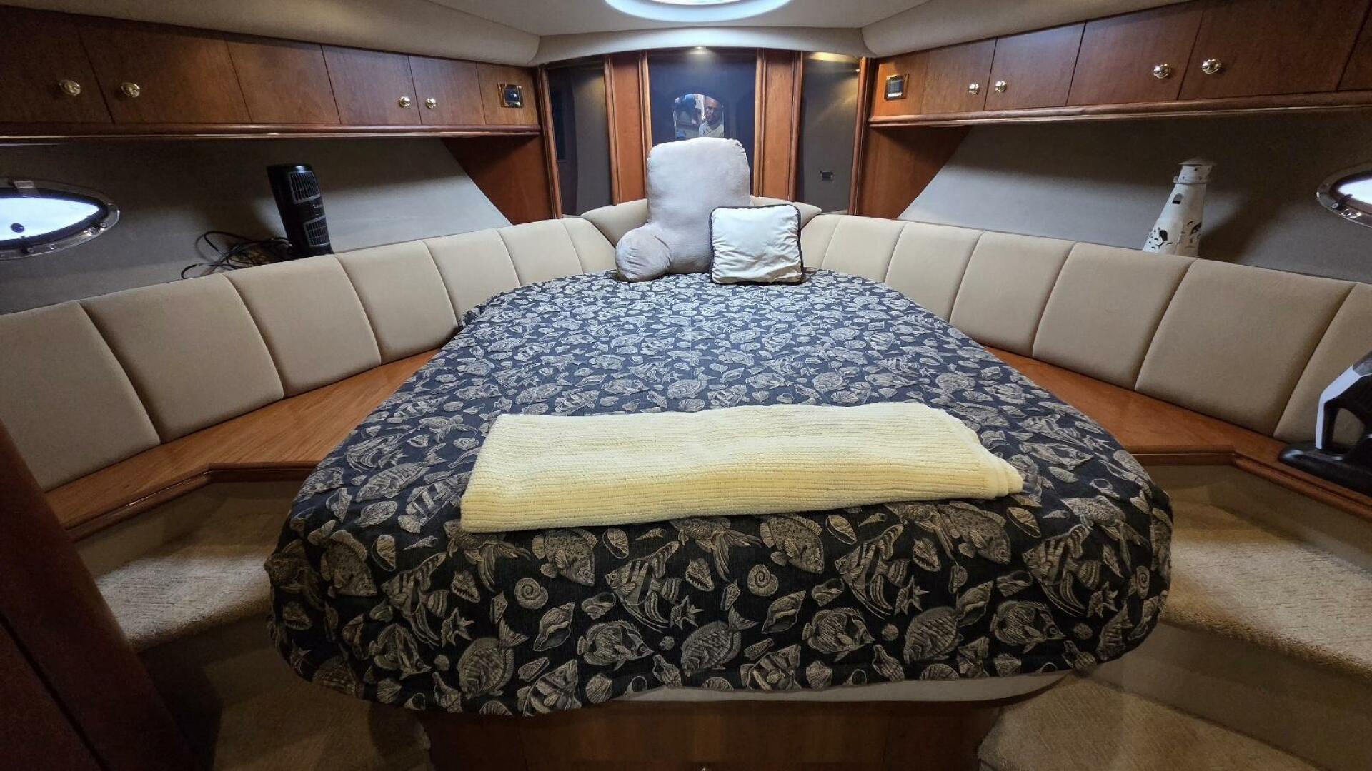 2000 Cruisers Yachts 4450 Express Motor Yacht - Image 49