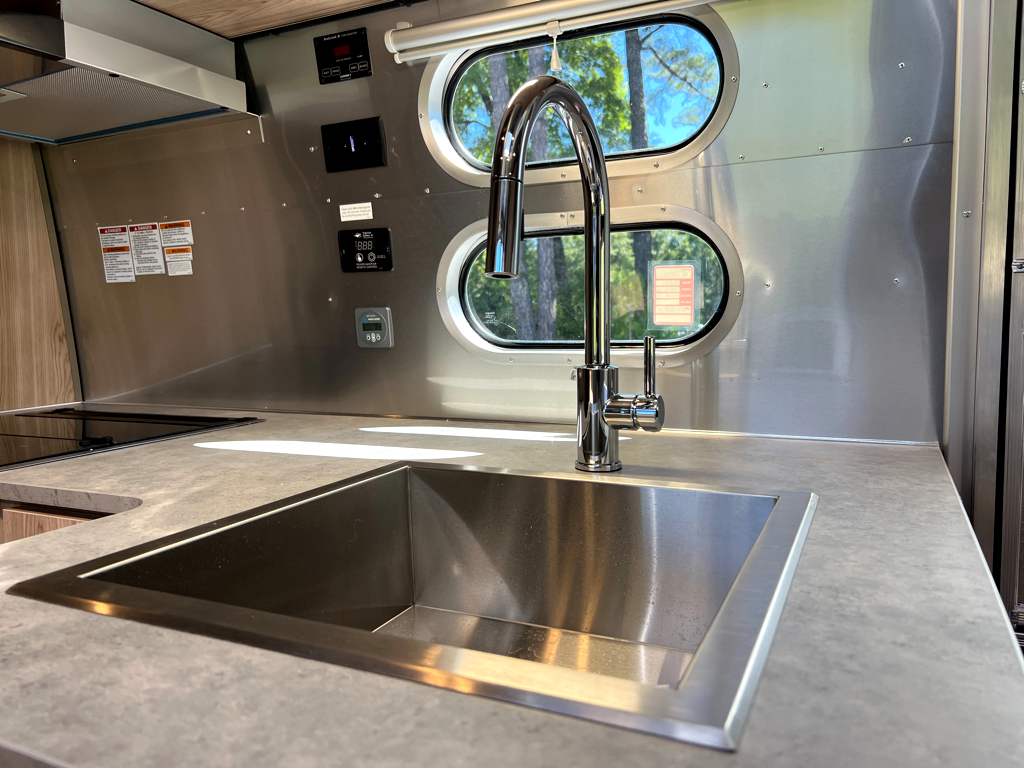 2027 AIRSTREAM FLYING CLOUD 25FBT - Image 11