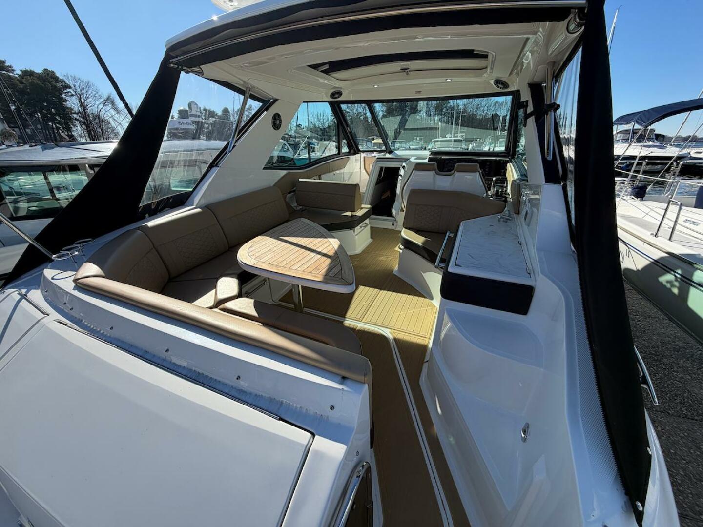 2023 Sea Ray 320 Outboard - Image 19