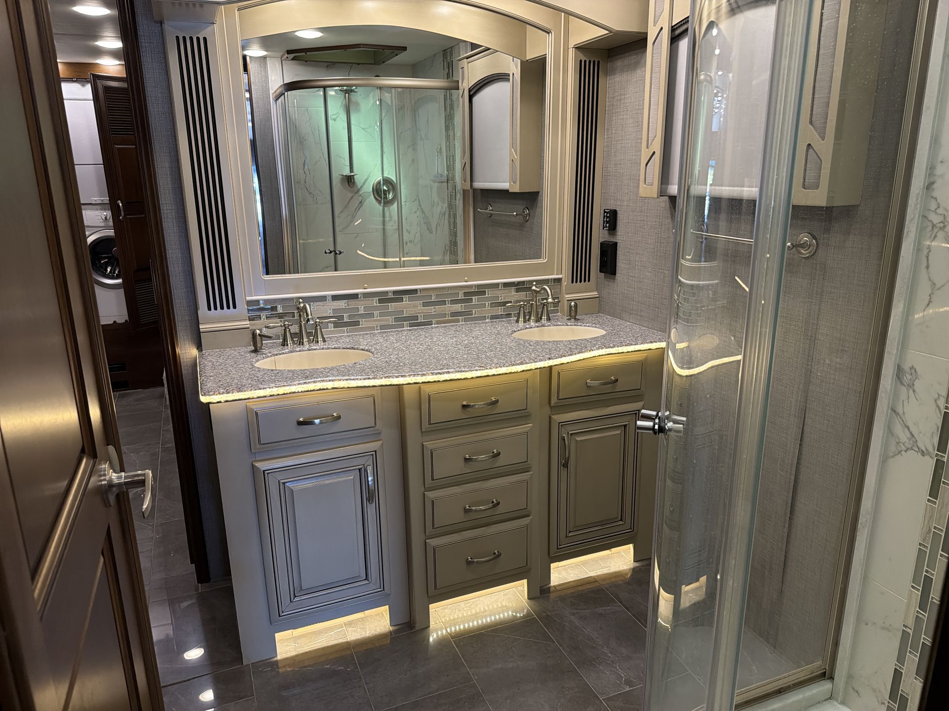 2017 Entegra Coach Anthem 44DLQ - Image 24