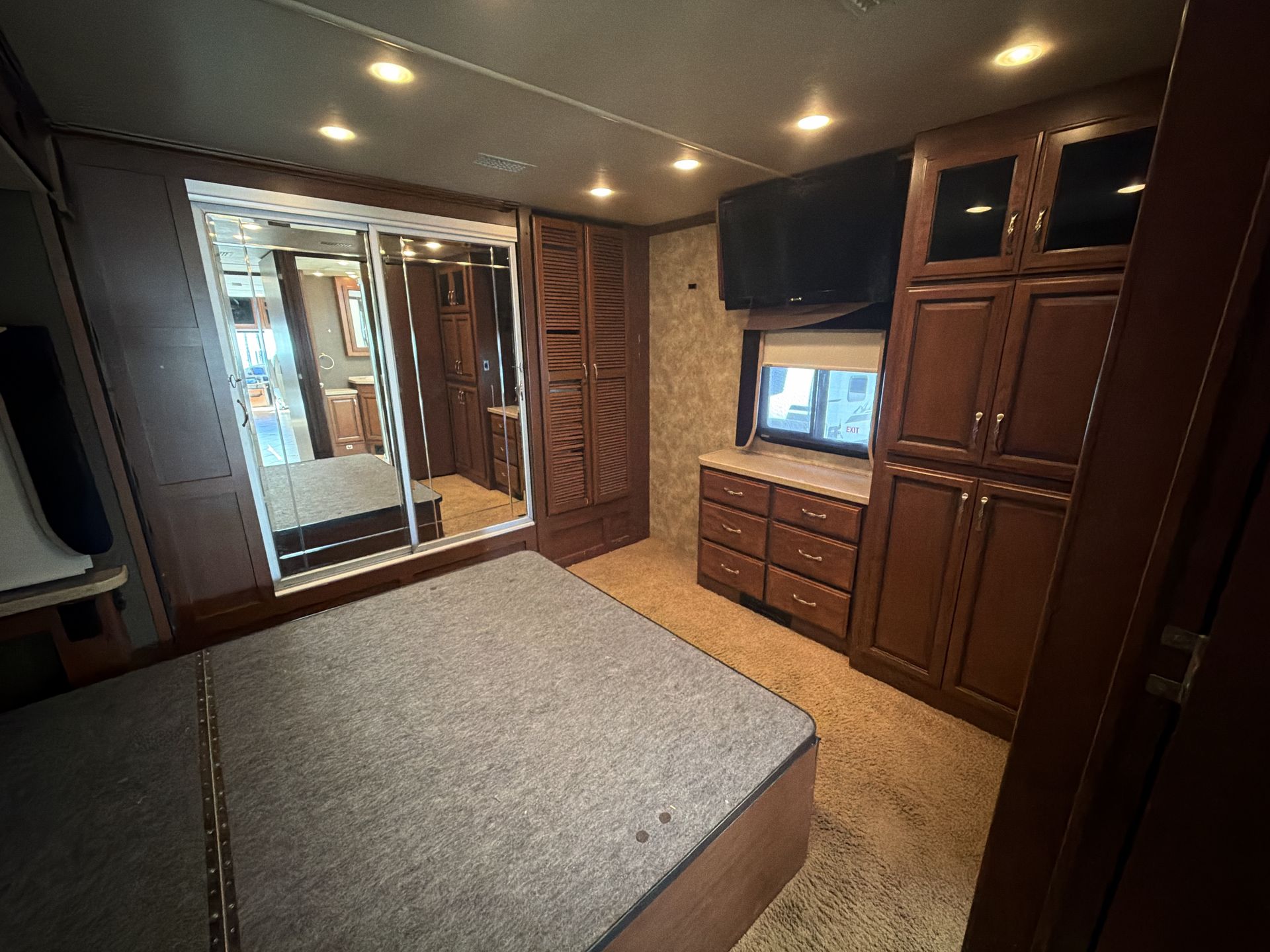 2013 Fleetwood Expedition 38B - Image 29