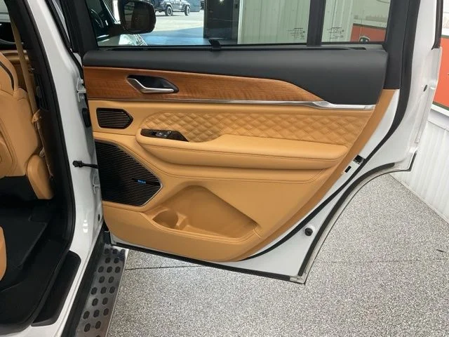 2025 Jeep Grand-Cherokee-L Laredo Altitude 4x4 - Image 25