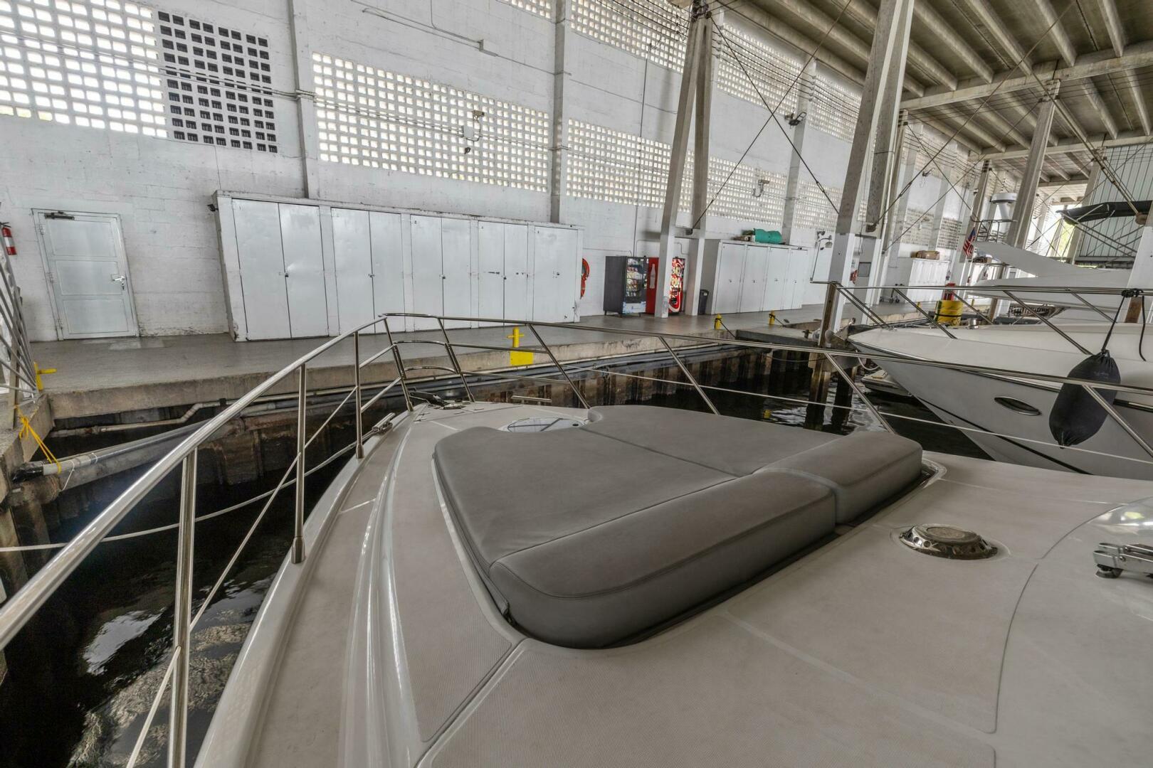 2005 Azimut 55 flybridge - Image 10