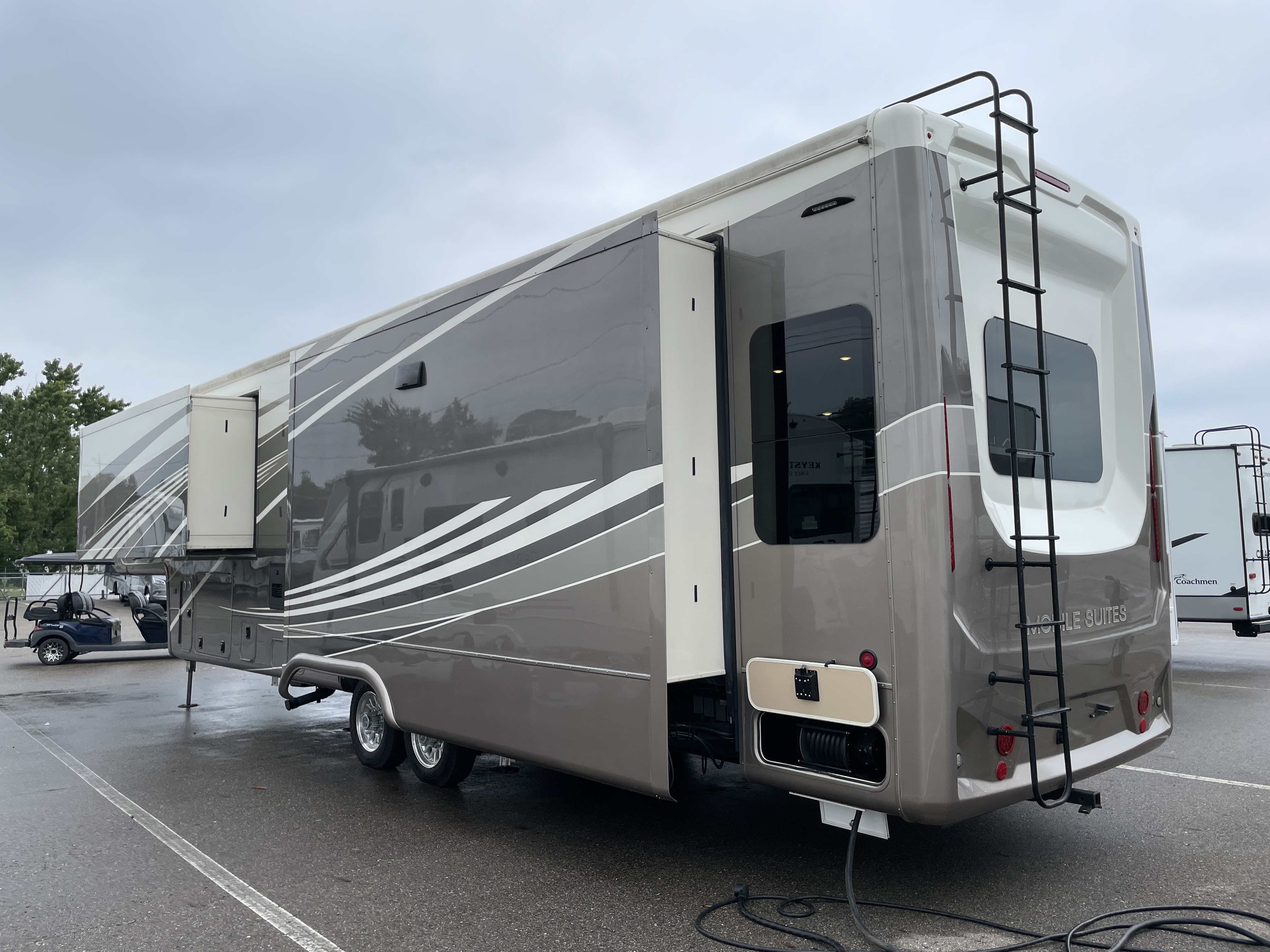 2022 DRV Mobile Suites 40KSSB4 - Image 4