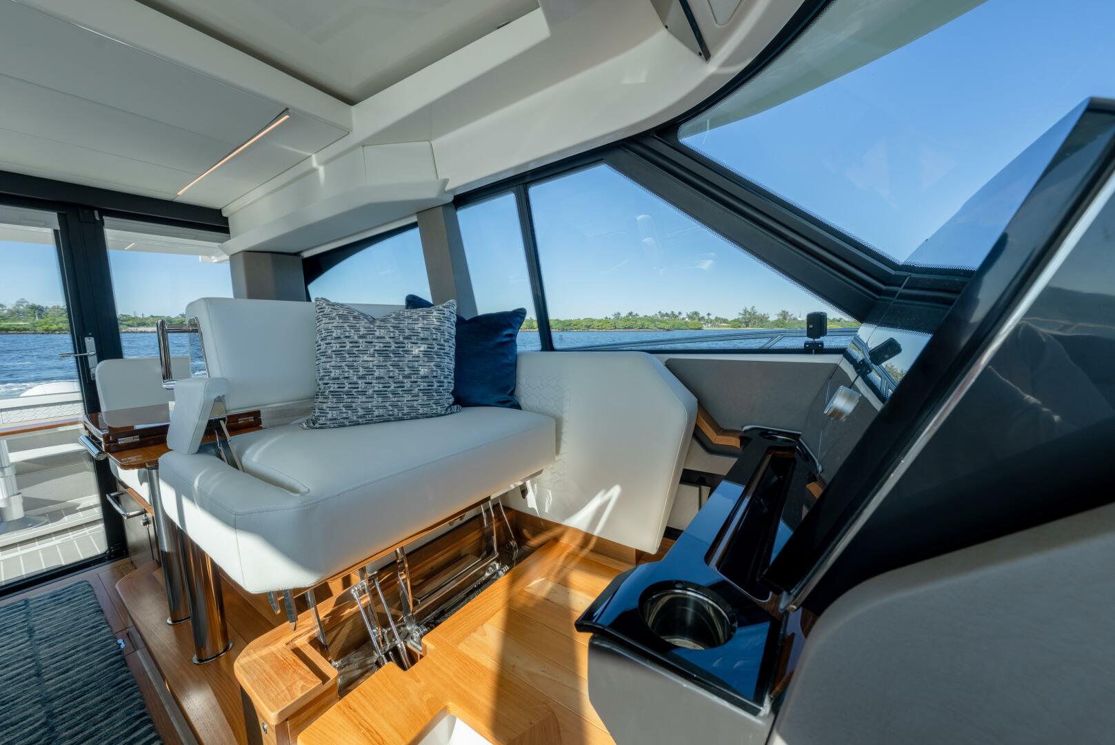 2025 Tiara Yachts 43 LE - Image 26