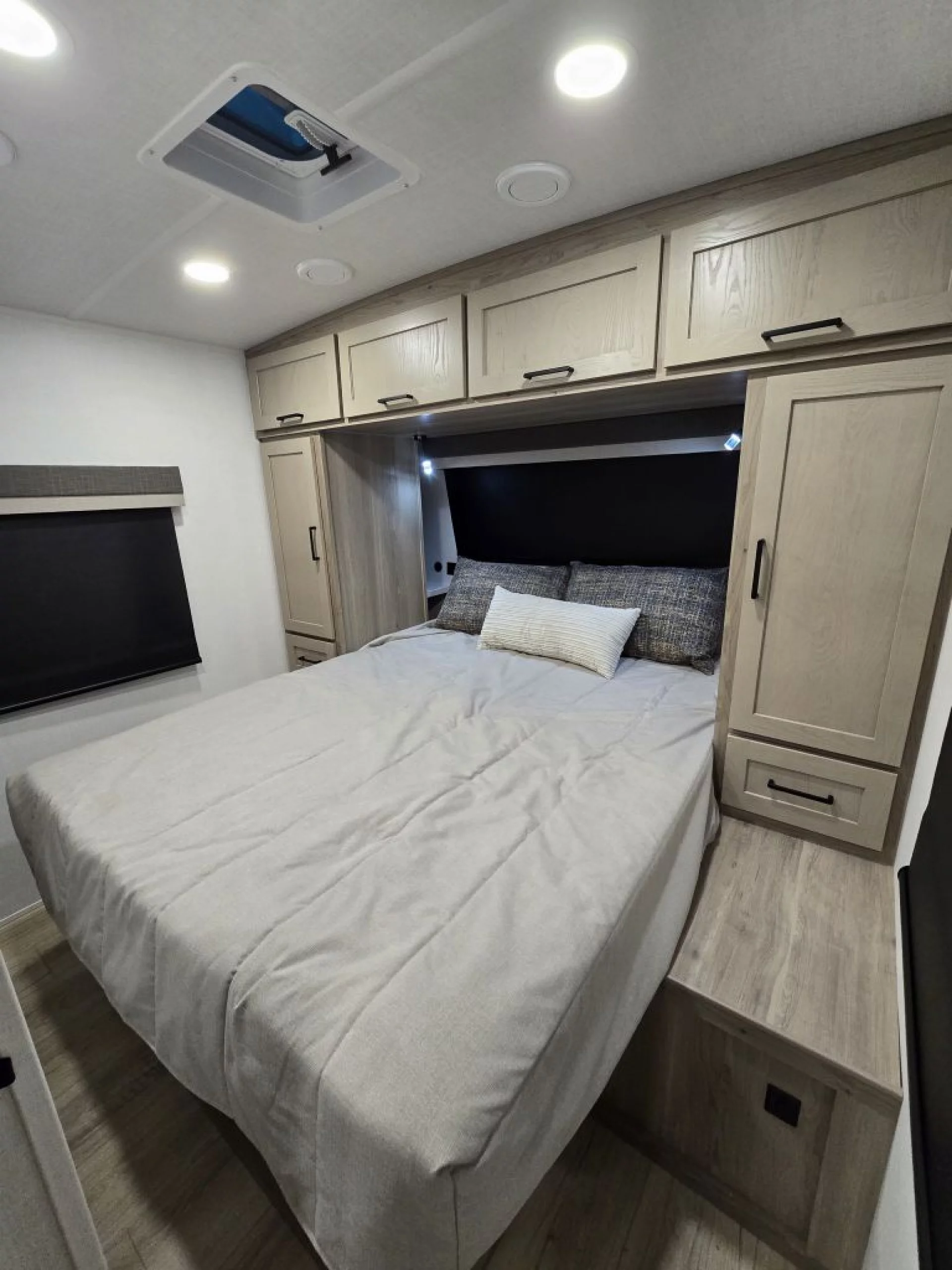 2026 FOREST RIVER ROCKWOOD MINI LITE 2520BH - Image 17