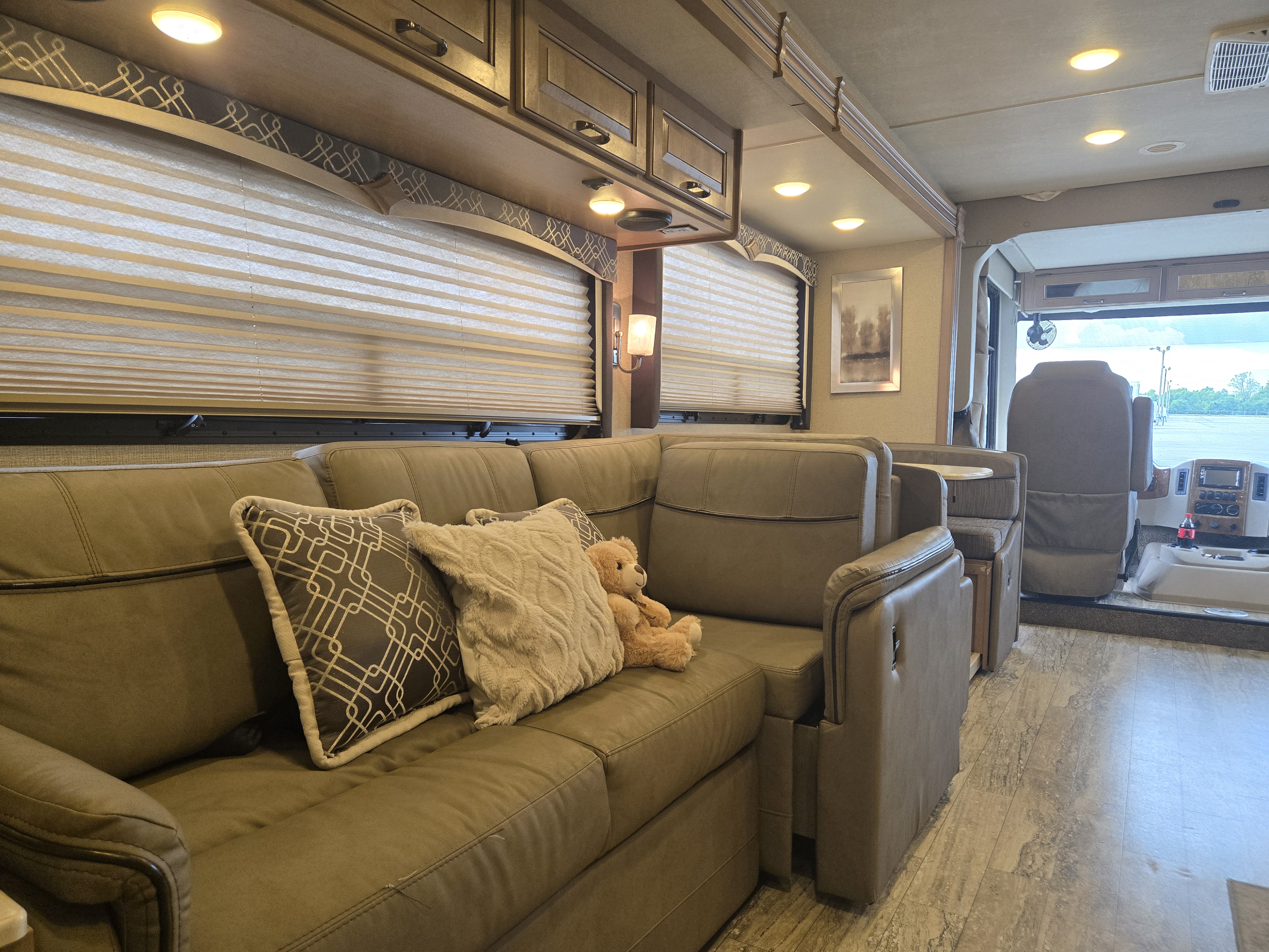 2018 Thor Motor Coach Hurricane 35M - Image 11