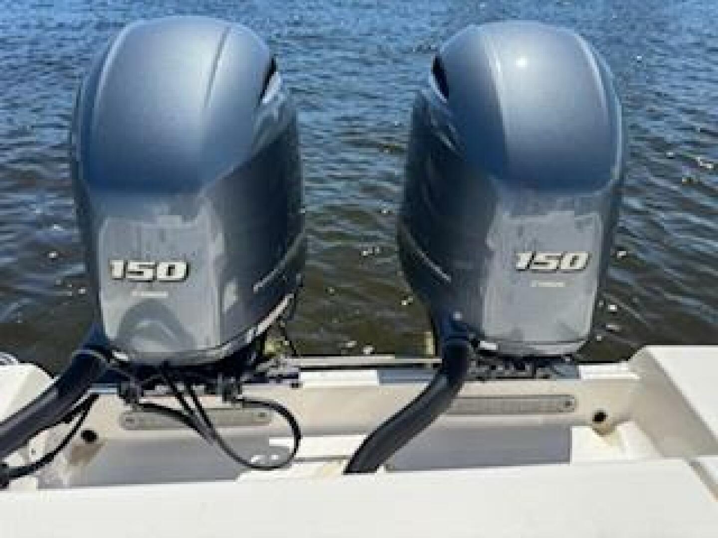 2022 Robalo R242 Center Console Base - Image 23