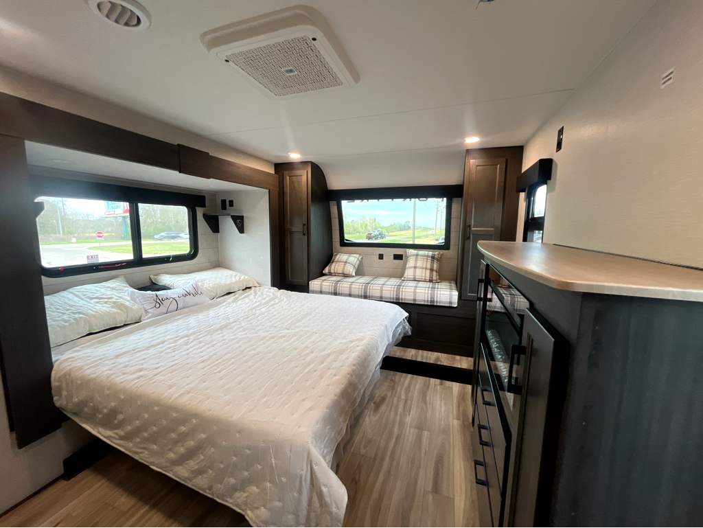 2026 VENTURE RV SPORTTREK 363VFR - Image 18