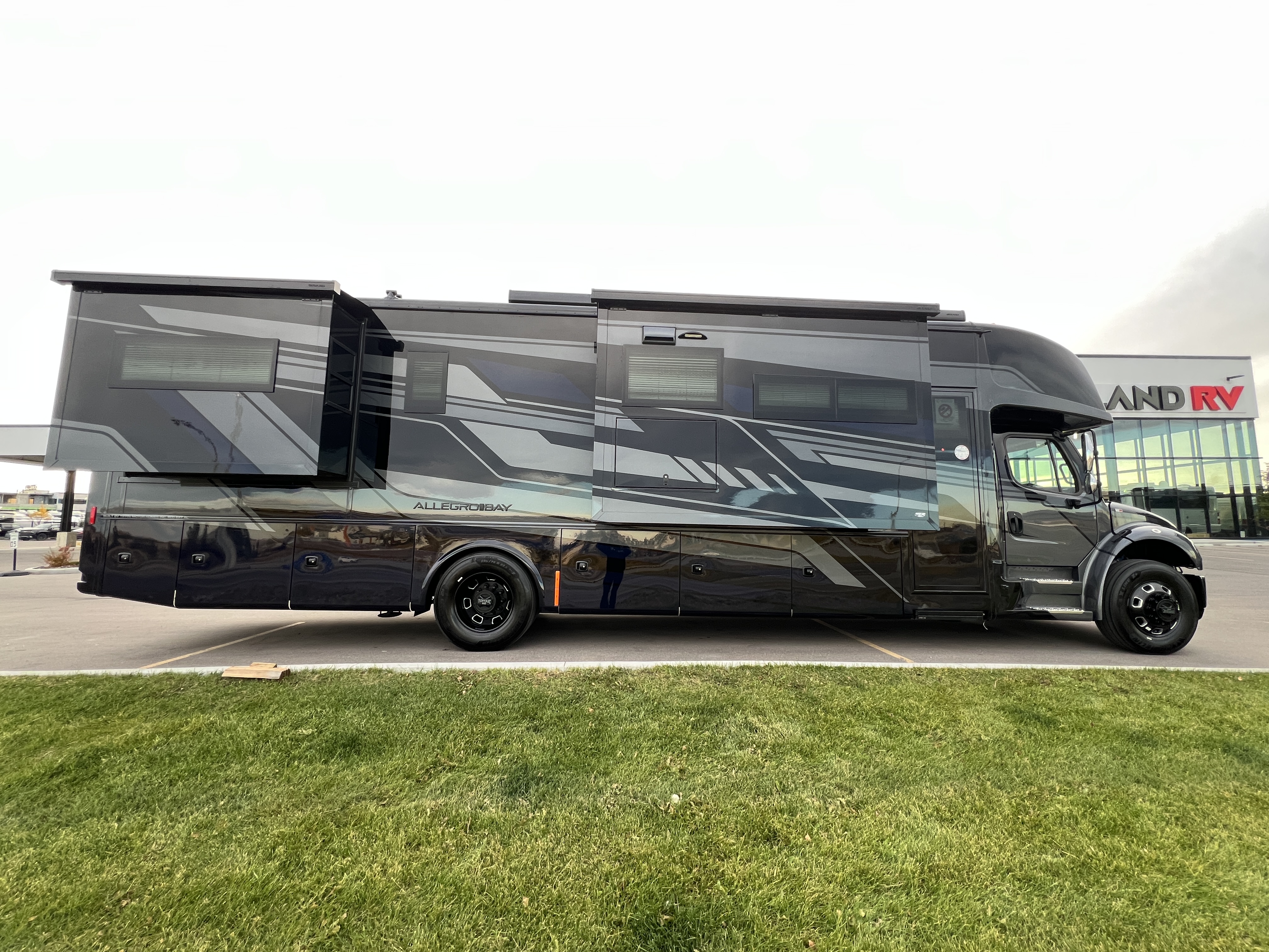 2027 Tiffin Allegro Bay 38 AB - Image 11