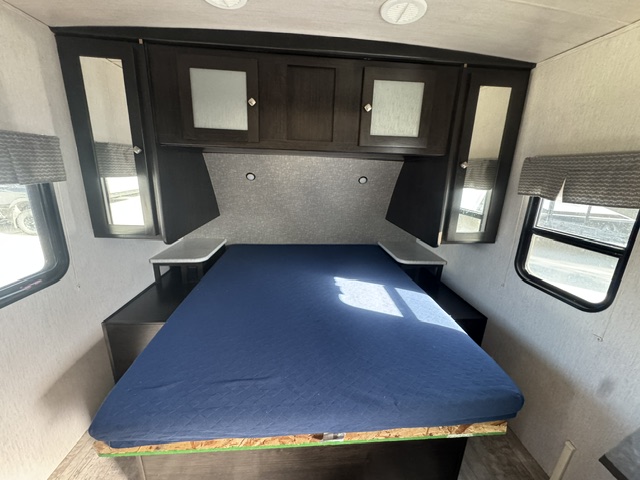 2018 HEARTLAND RV NORTH TRAIL 22FBS - Image 17