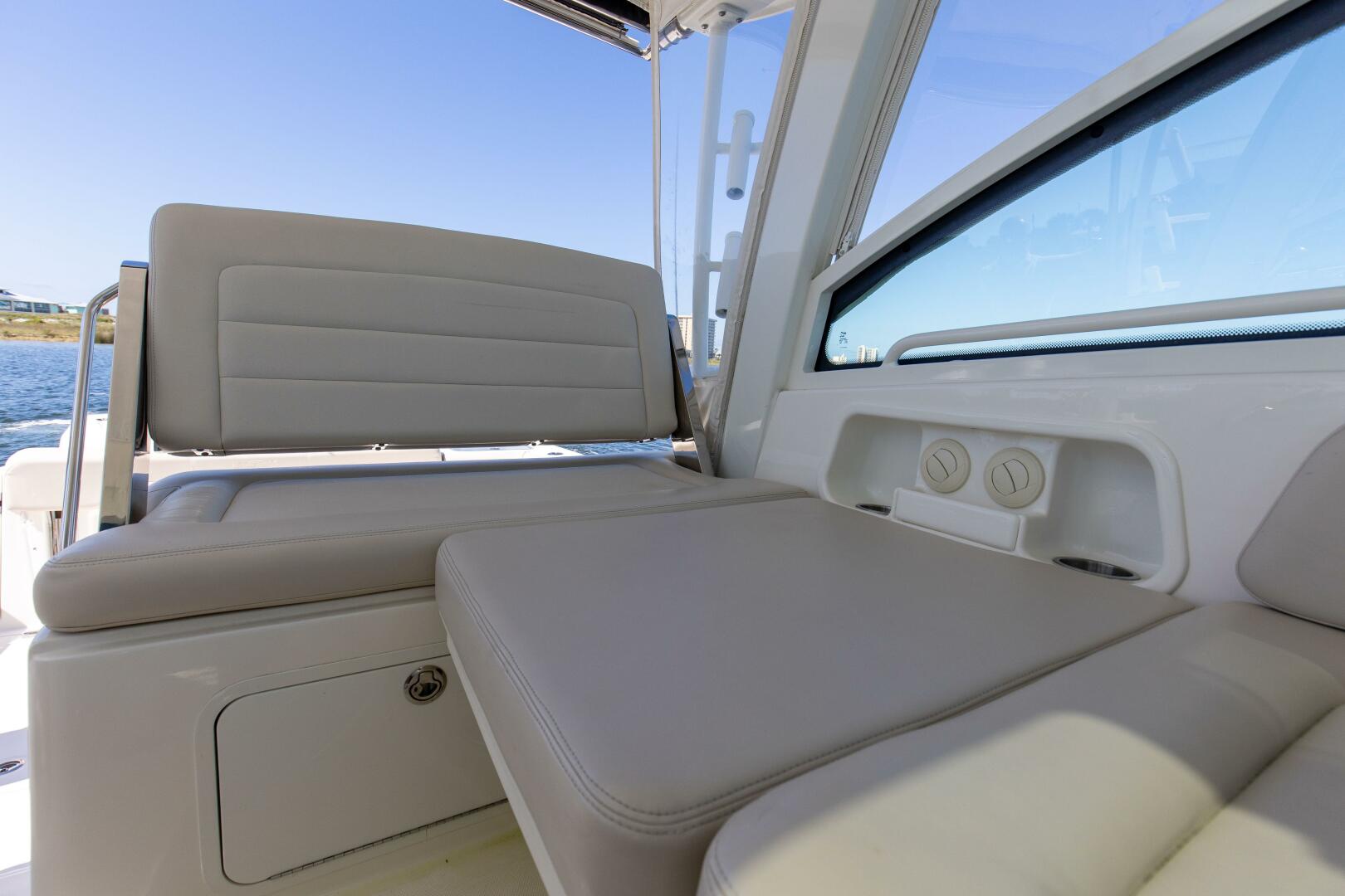 2019 Boston Whaler 345 CONQUEST - Image 20