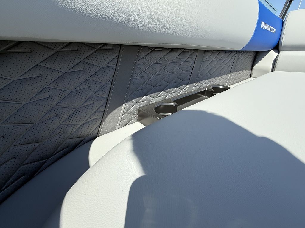 2025 Bennington 22 SSB Swingback Tri-Toon Pontoon - Image 35