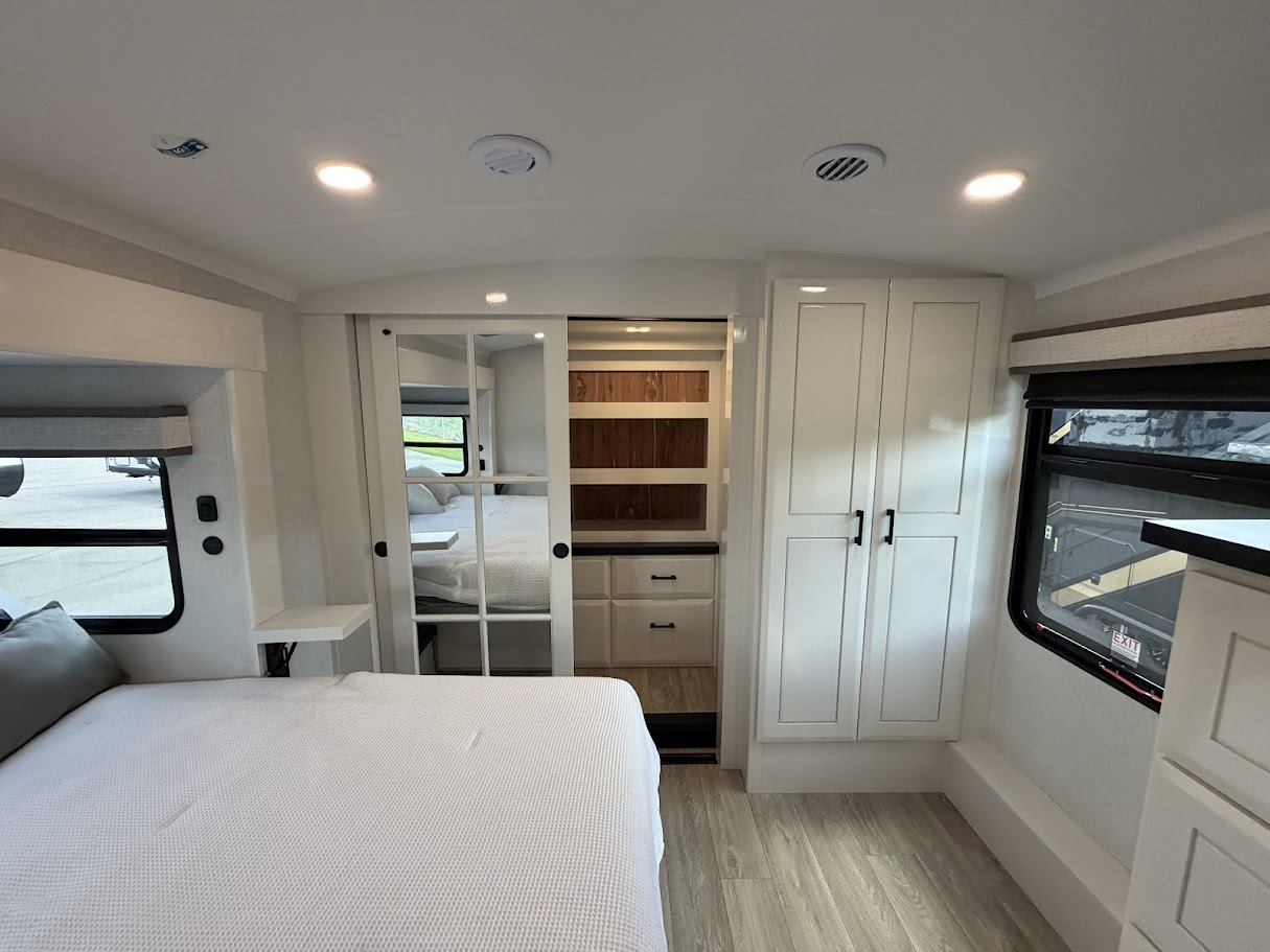 2027 JAYCO PINNACLE 32RLTS - Image 52