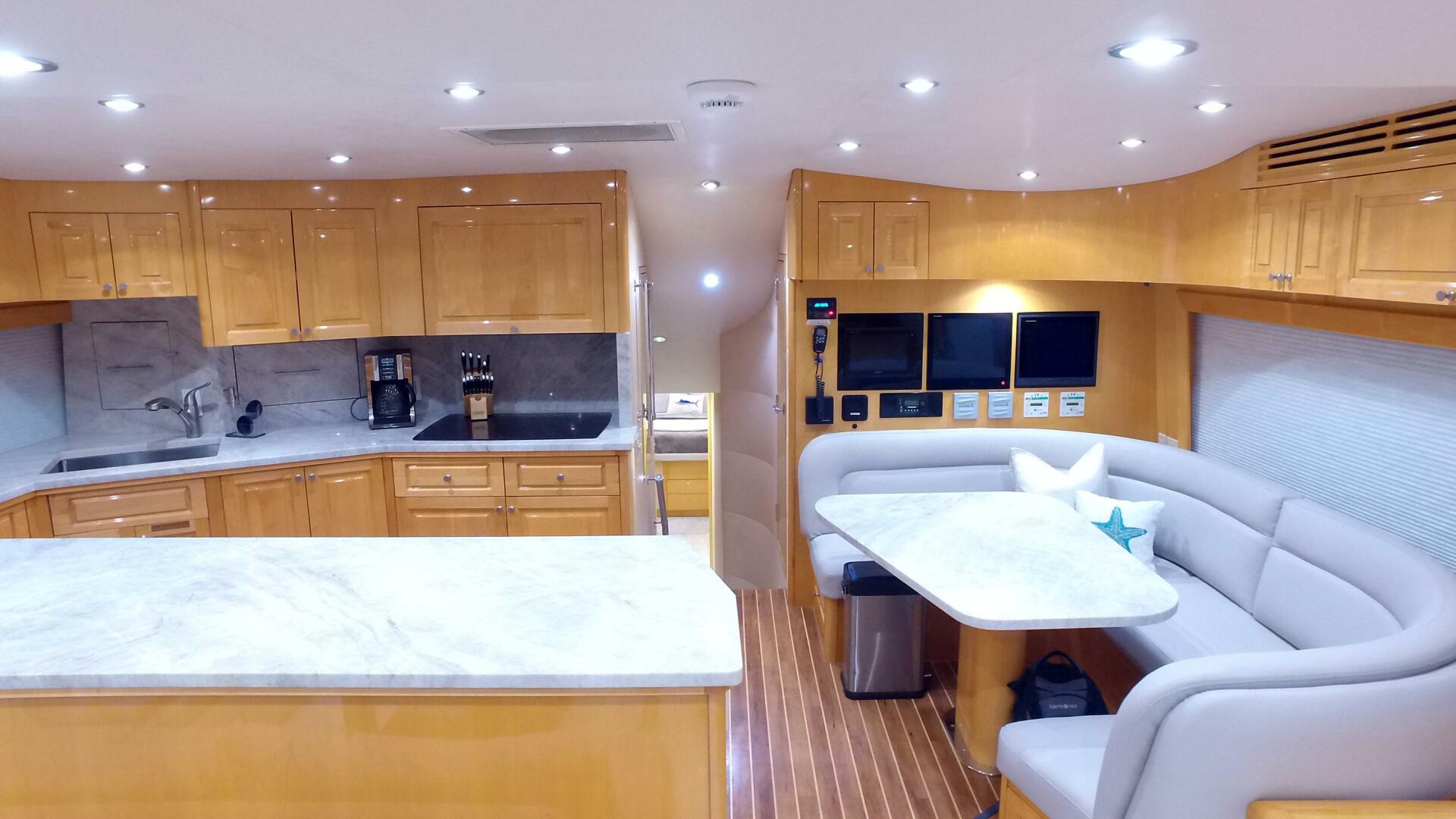 2006 Hatteras 68 Convertible - Image 5