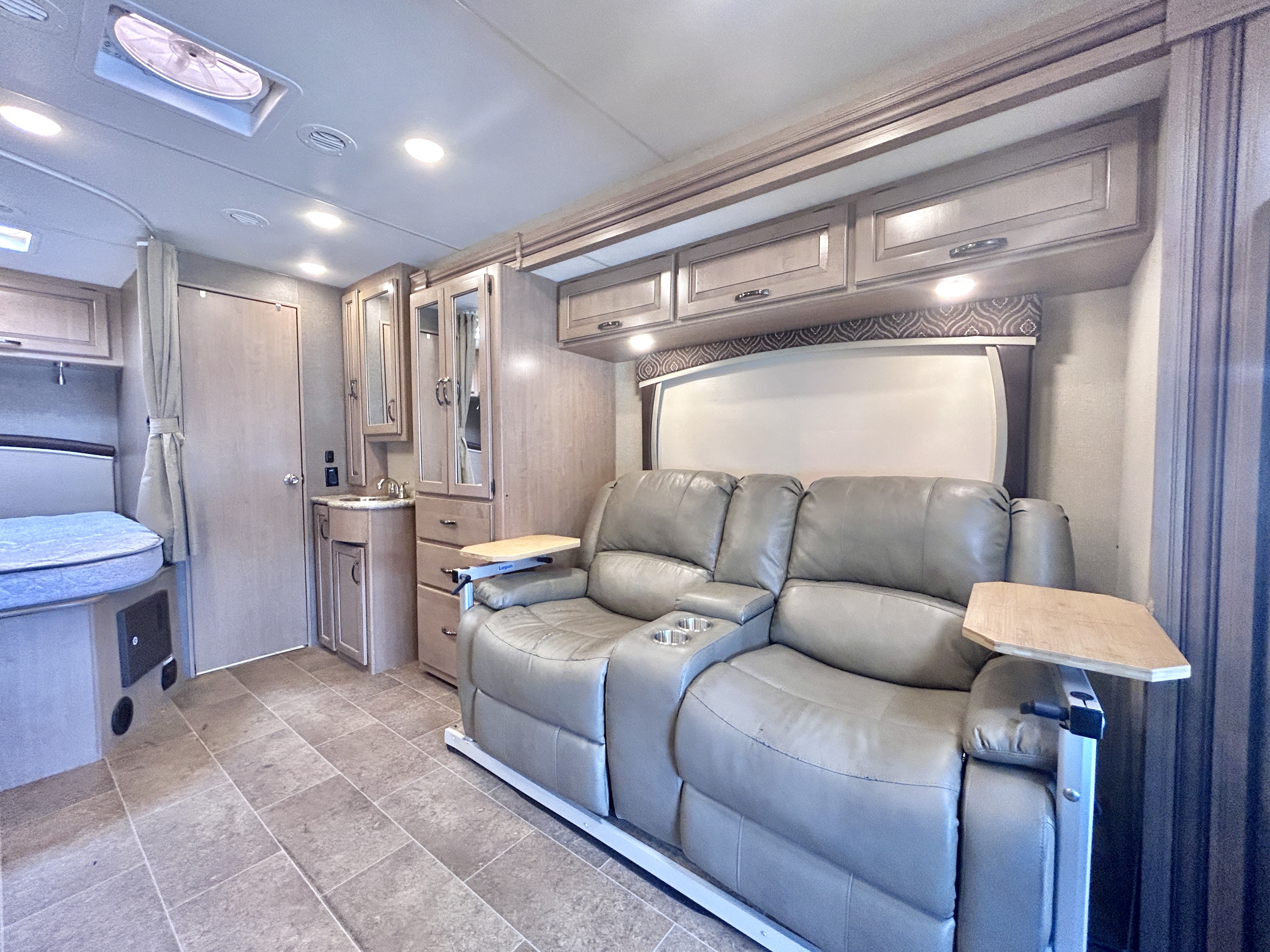 2018 Thor Motor Coach Chateau Sprinter 24WS - Image 8