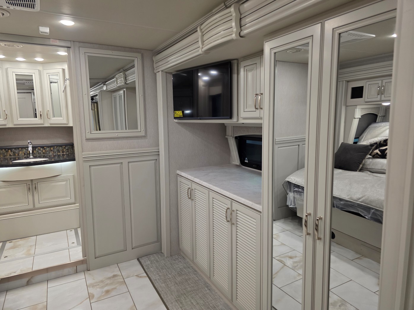2026 Fleetwood Discovery 38N - Image 41