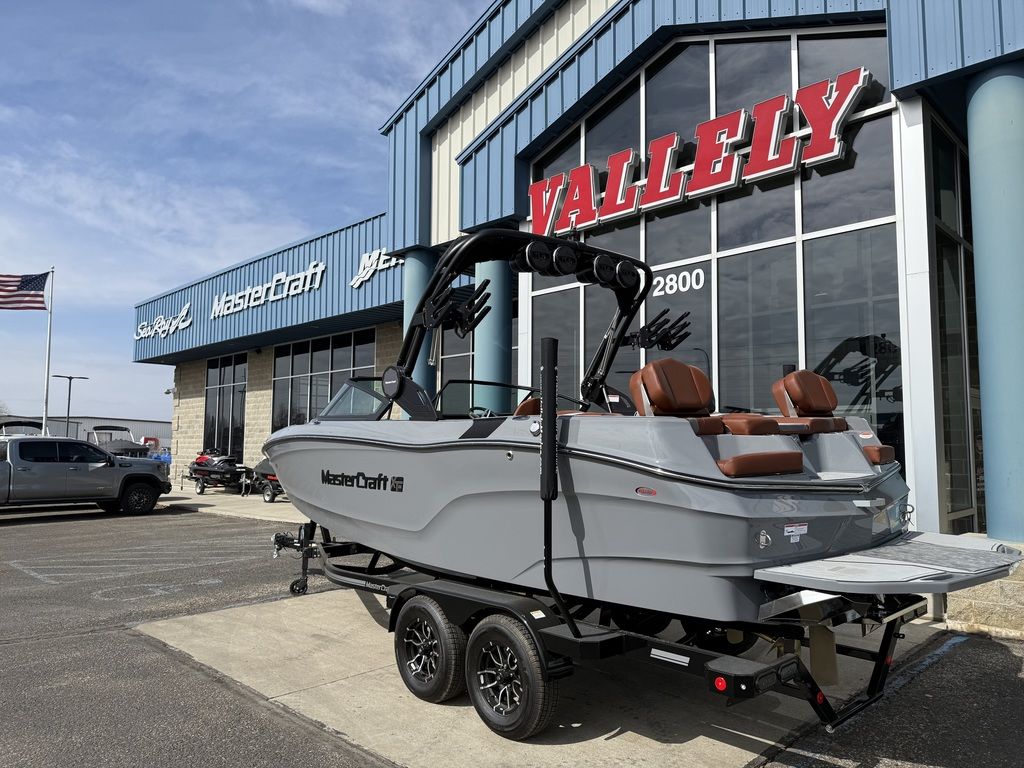 2025 MasterCraft XT22 - Image 3