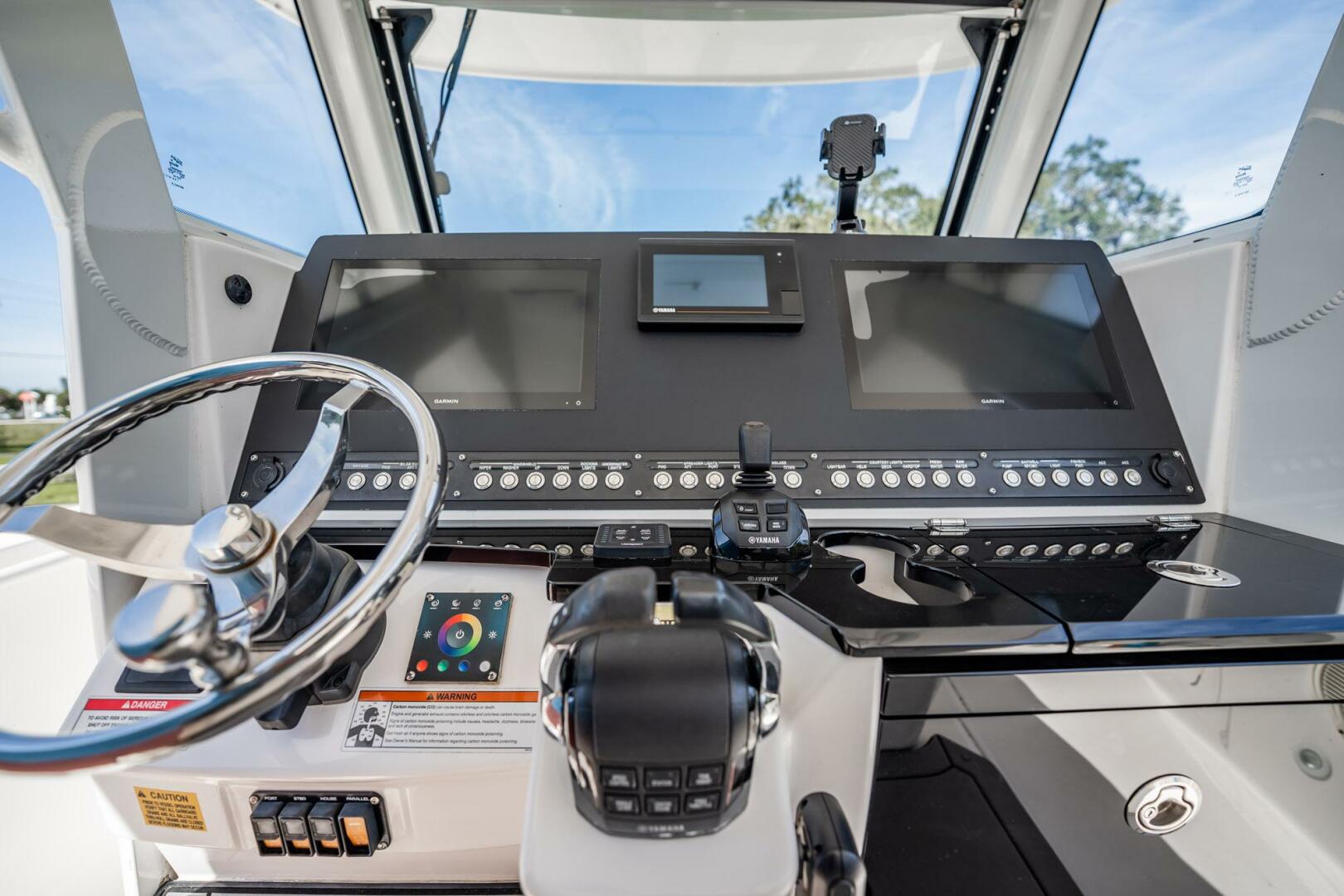 2021 Everglades 335 Center Console - Image 27