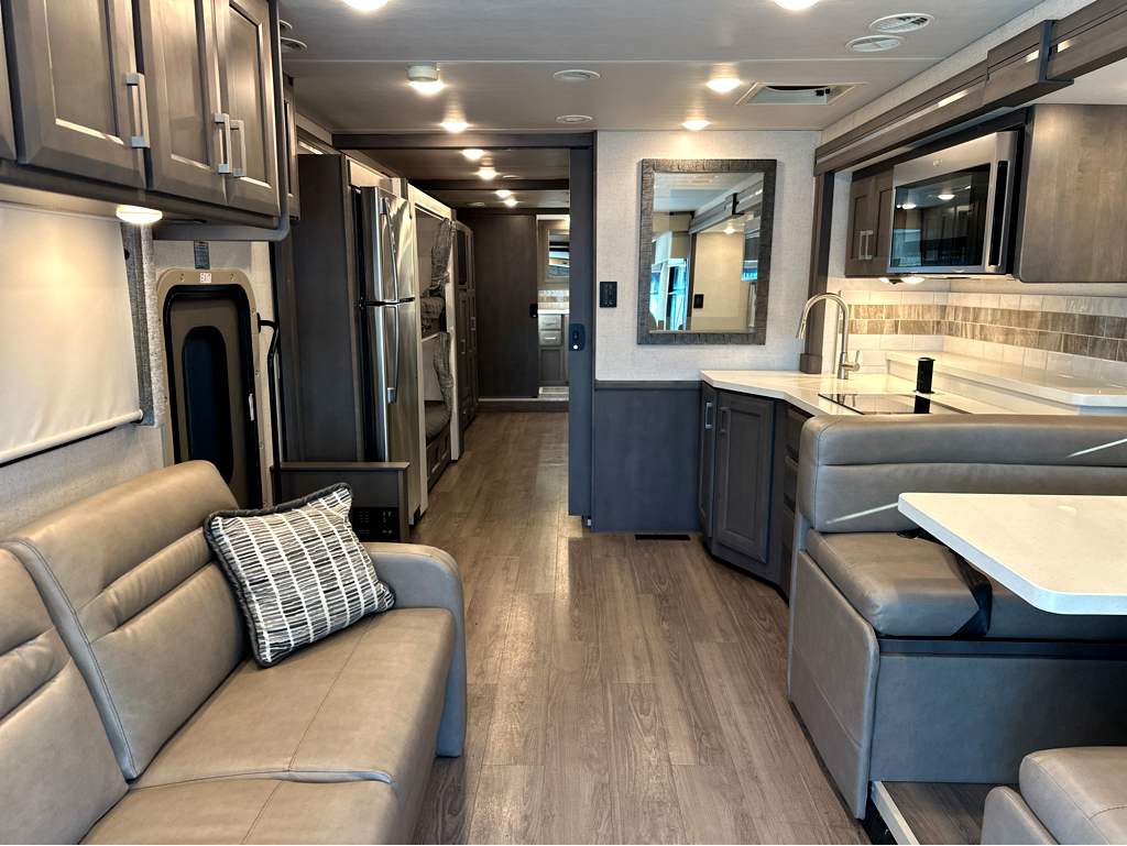 2023 THOR MOTOR COACH PALAZZO 37.6 - Image 8