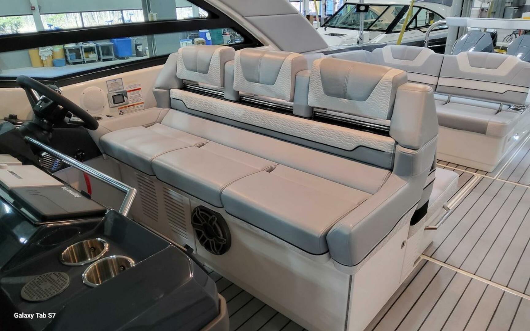 2024 Formula 430 Super Sport Crossover - Image 24