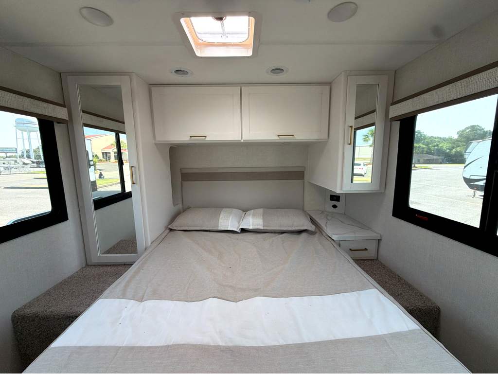 2027 THOR MOTOR COACH MAGNITUDE GA28 - Image 19