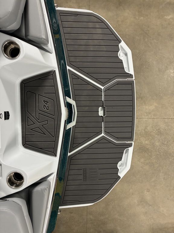 2026 MasterCraft XT24 - Image 13