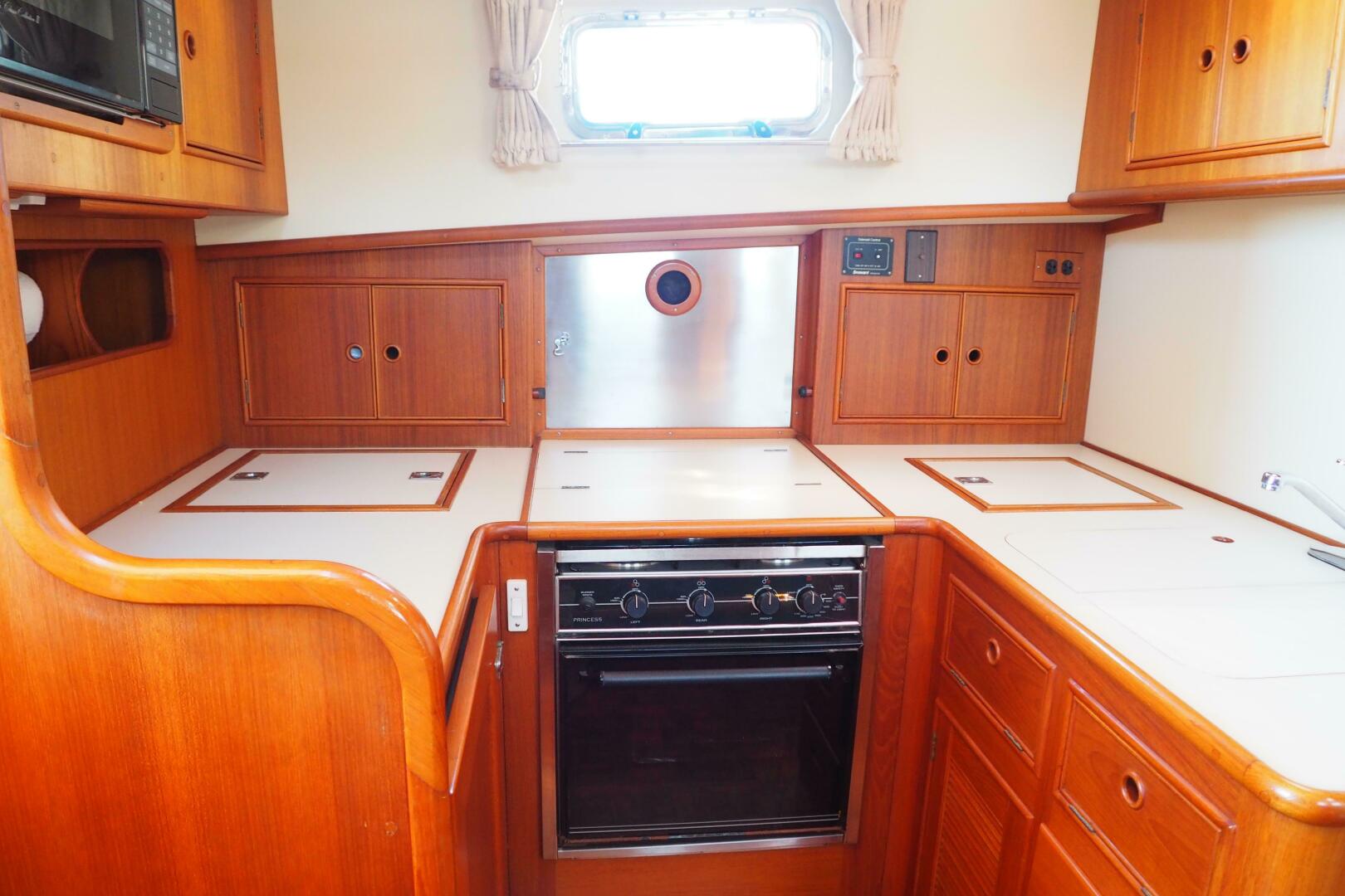 1995 Grand Banks 38 Eastbay EX - Image 11