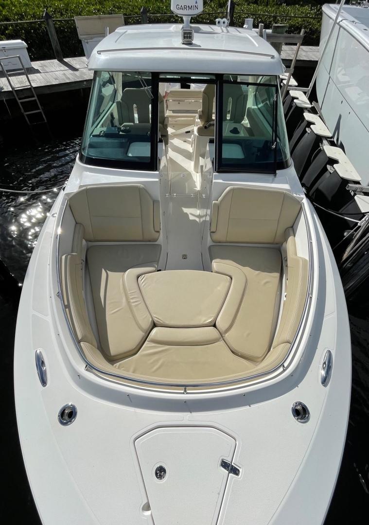 2018 Pursuit 325 DC - Image 7
