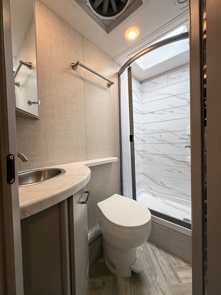 2025 THOR MOTORCOACH 24TT - Image 57