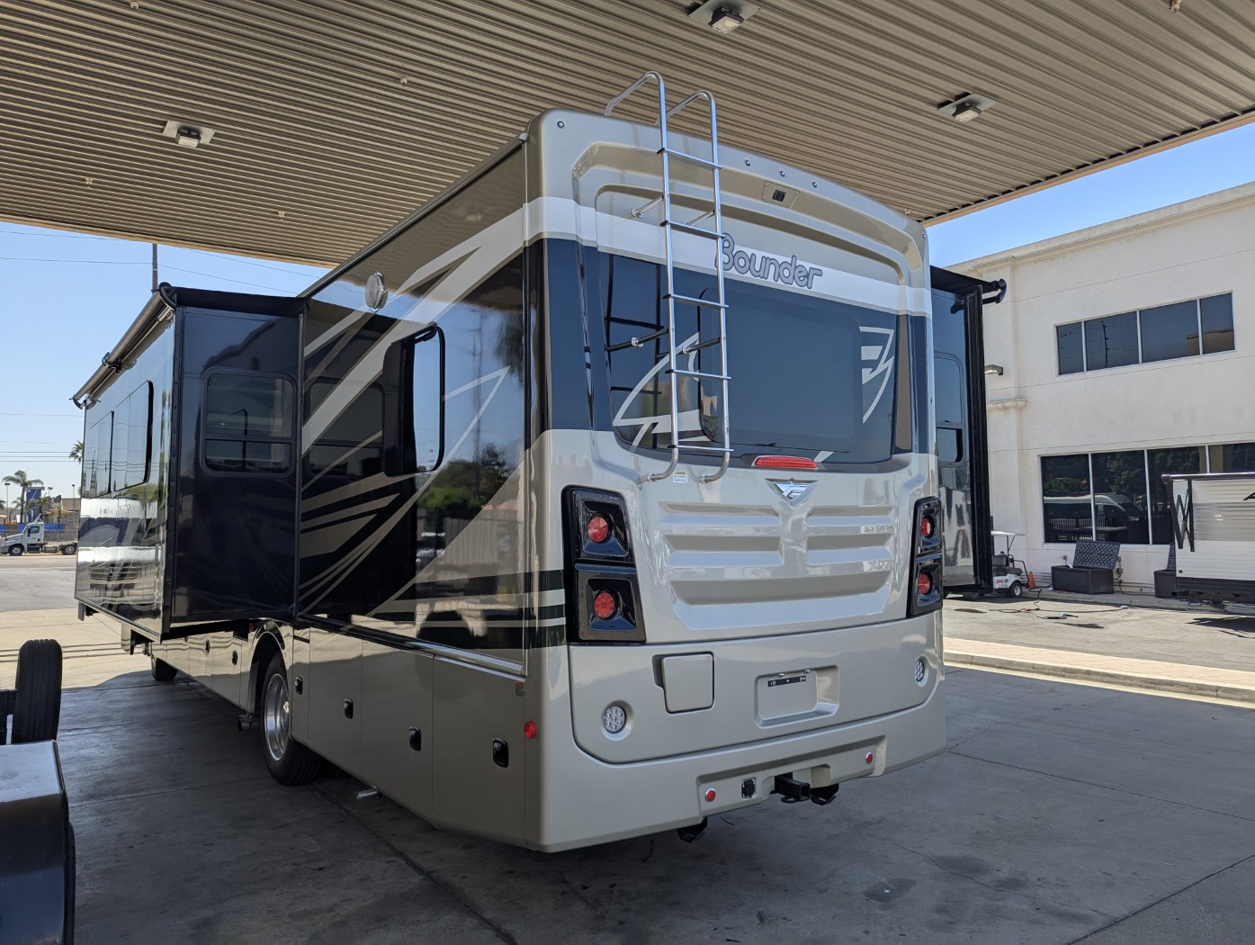 2026 Fleetwood Bounder 33C - Image 4