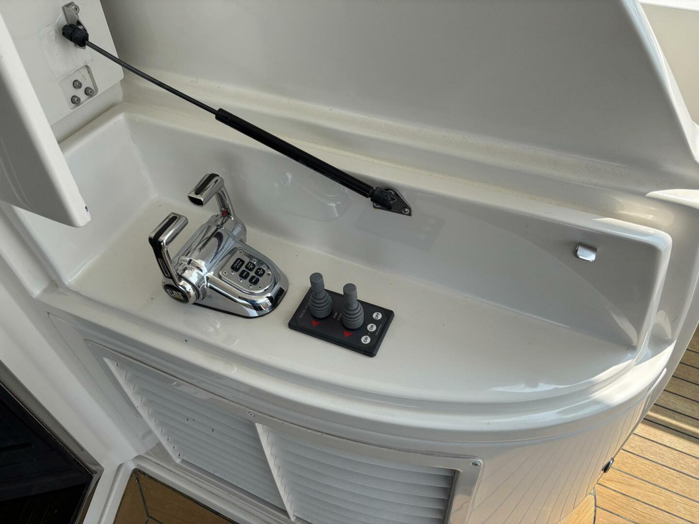 2006 Marquis 65 - Image 11