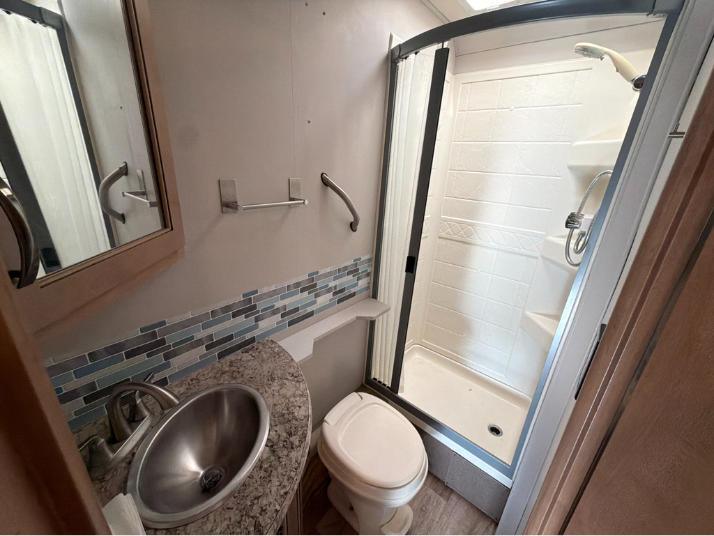 2019 Thor Motor Coach FOUR WINDS 24WS - Image 23