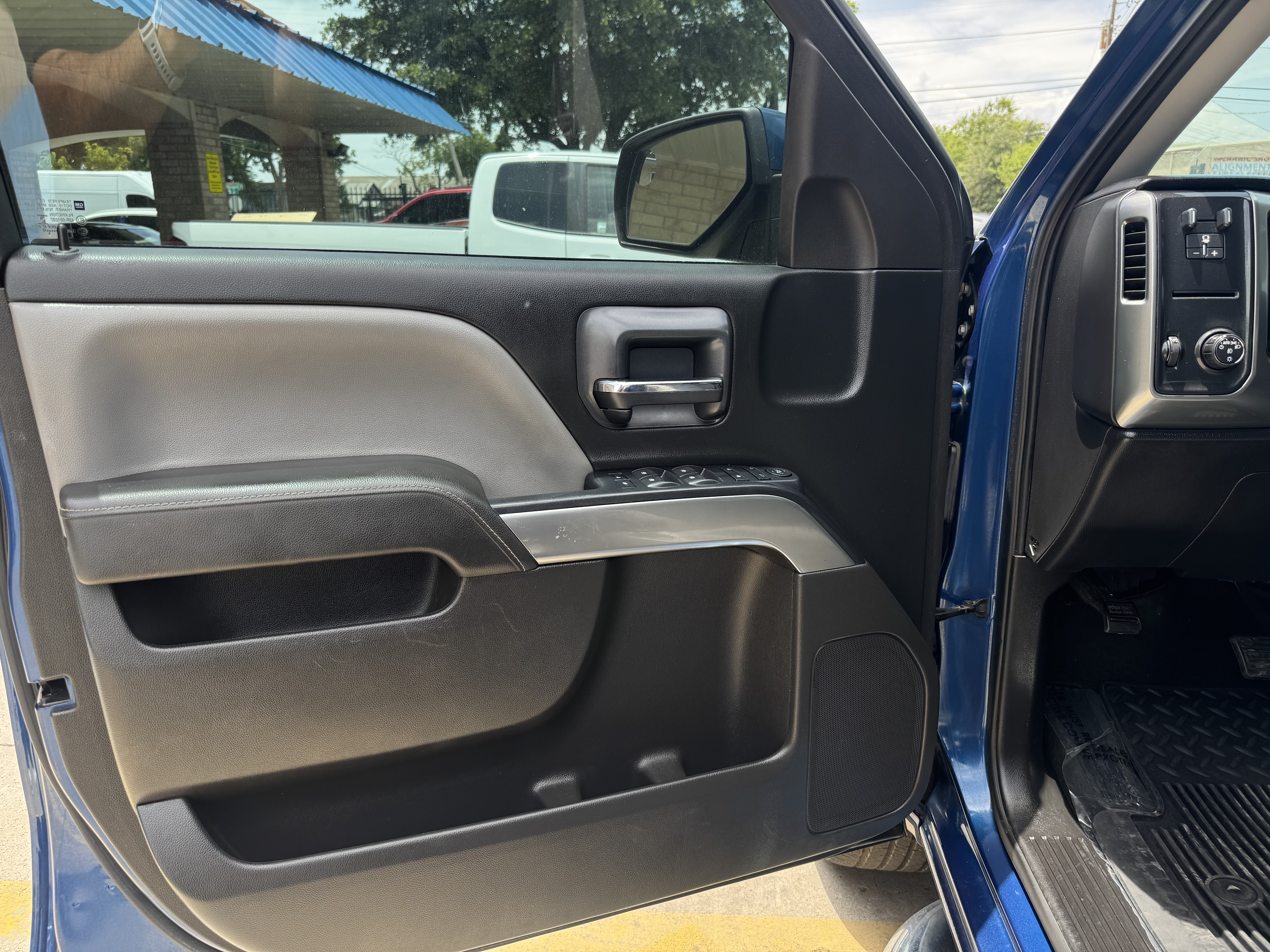 2015 Chevrolet Silverado 1500-V8 Extended Cab LT 2WD - Image 16