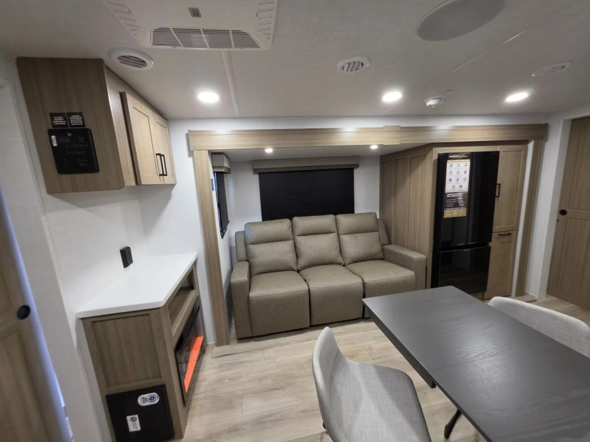 2027 FOREST RIVER ROCKWOOD ULTRA LITE 2621RB - Image 9
