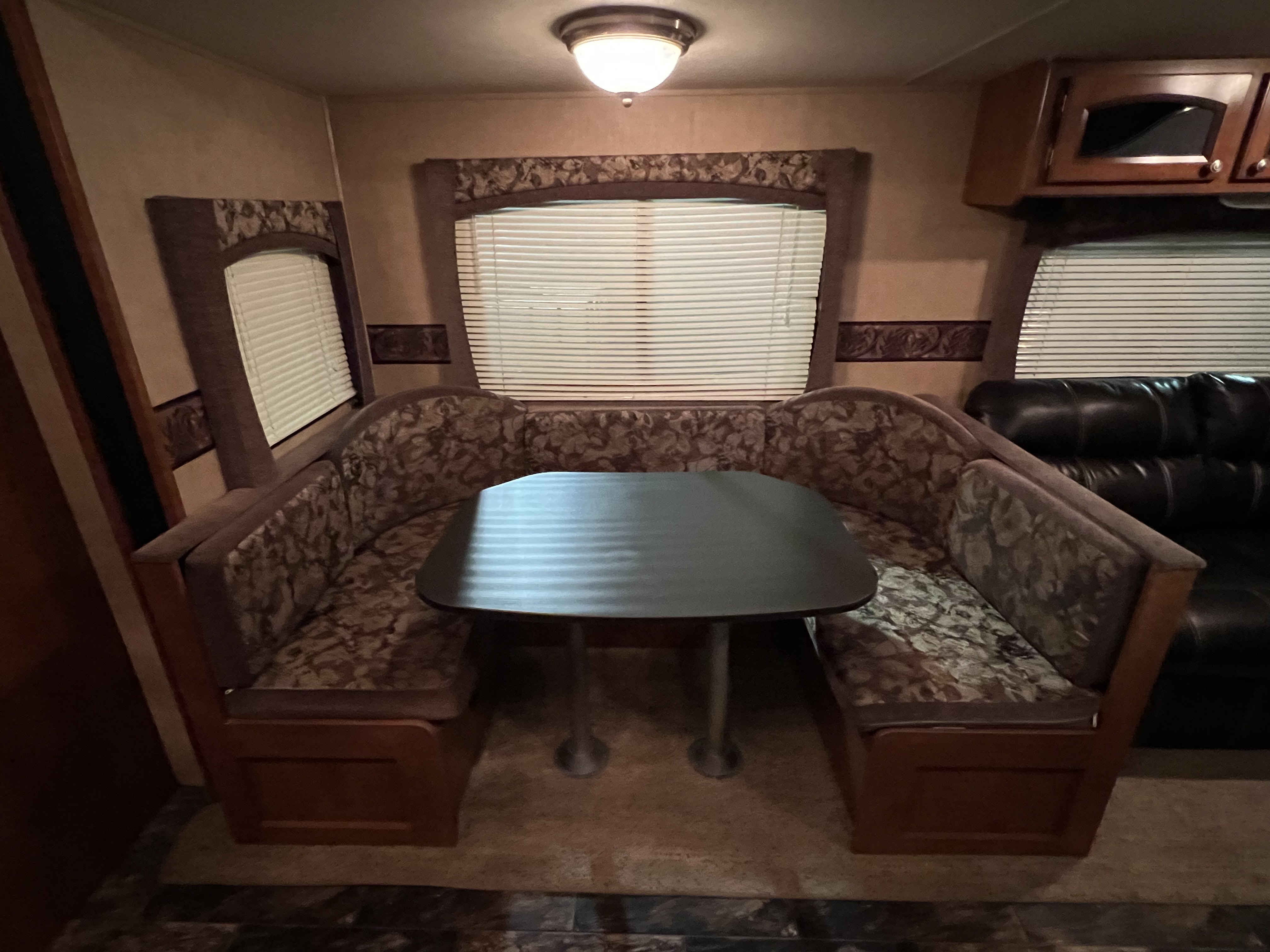 2011 SHASTA REVERE 32BHDS HMS - Image 16