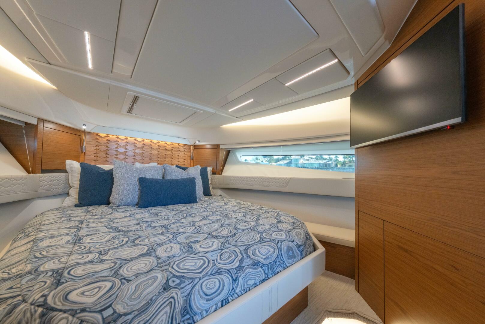 2025 Tiara Yachts 43 LE - Image 35