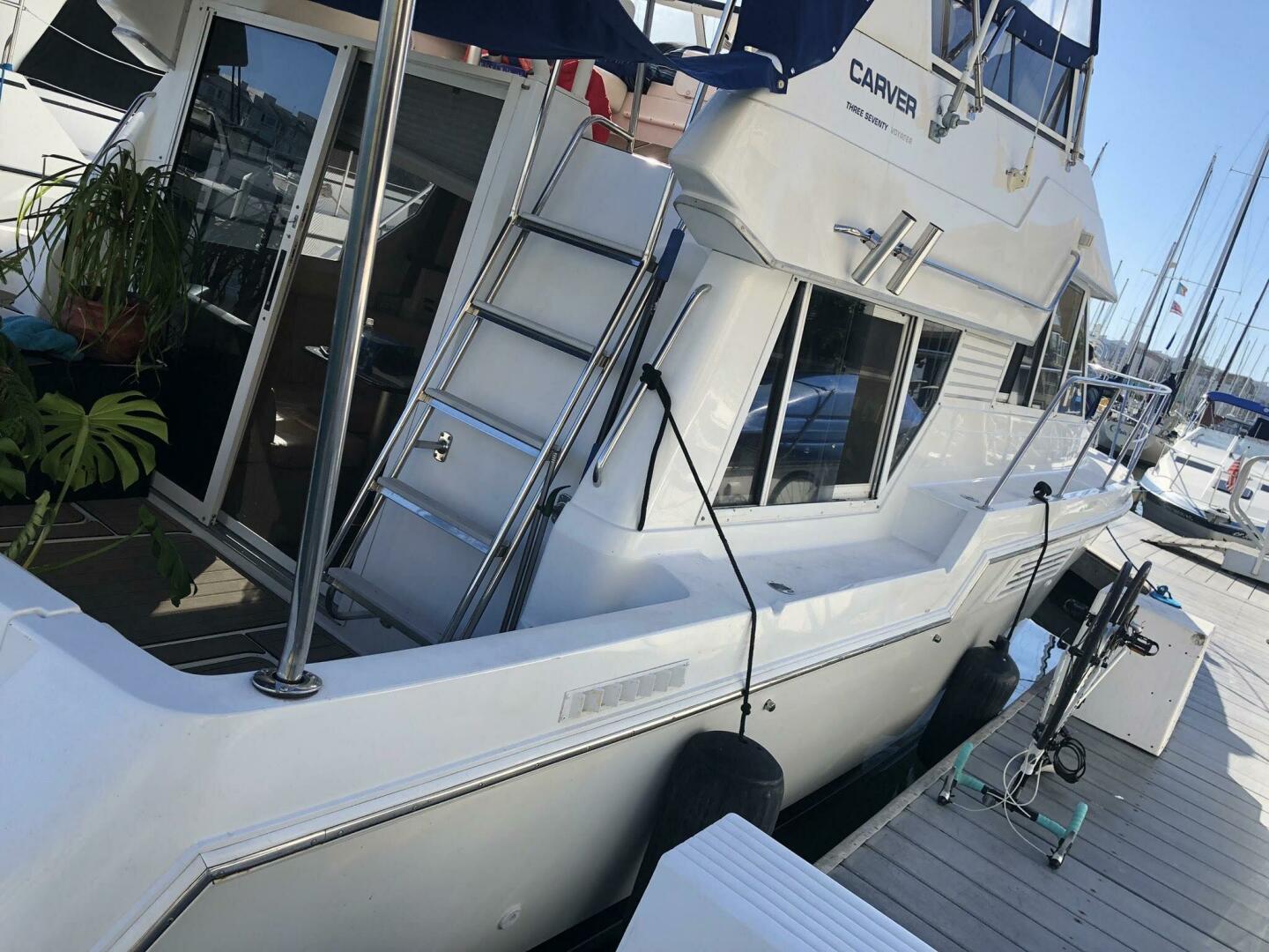 1999 Carver 370 - Image 3