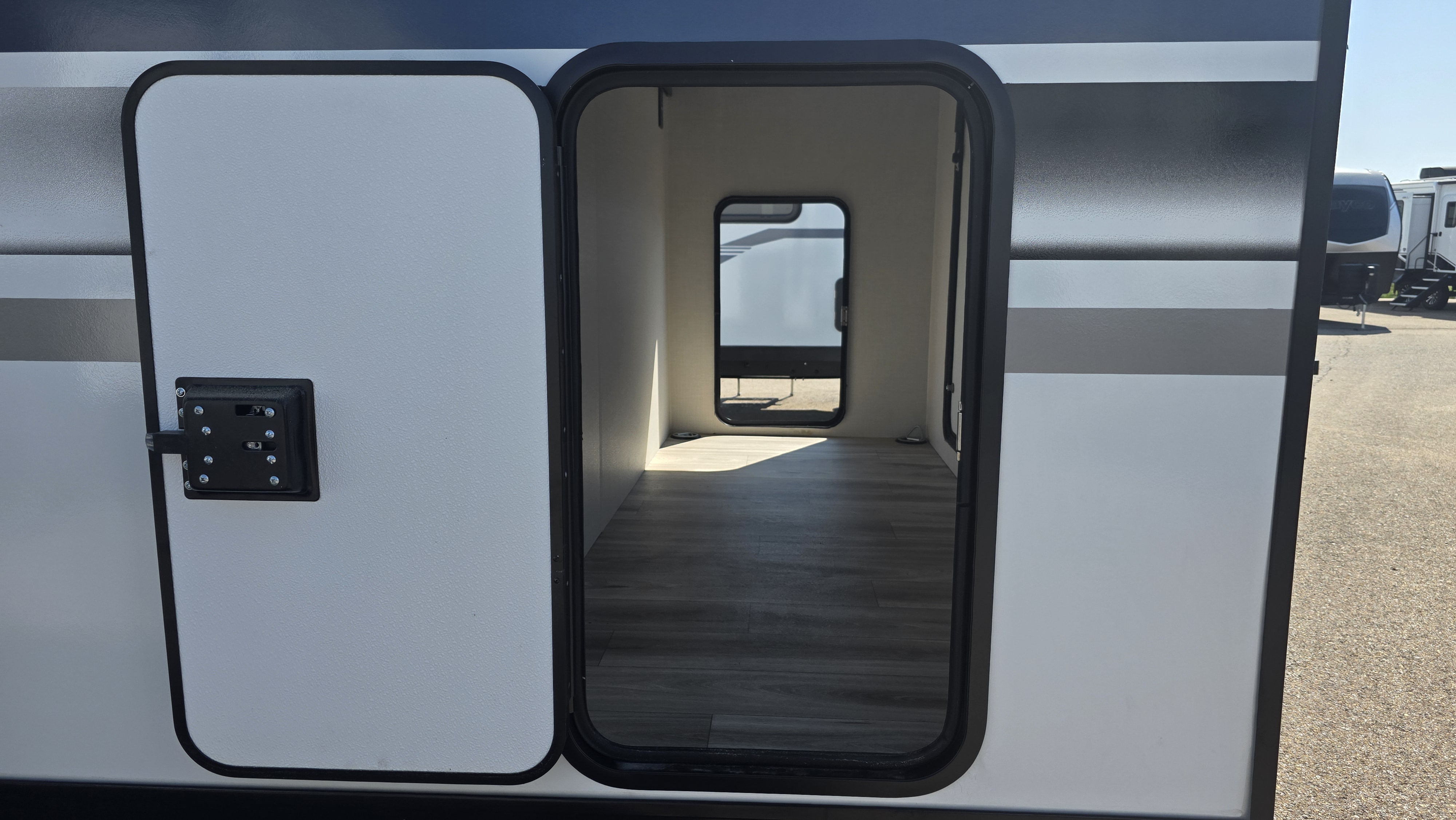 2027 VENTURE RV SPORTTREK STINGER 222VUD - Image 8