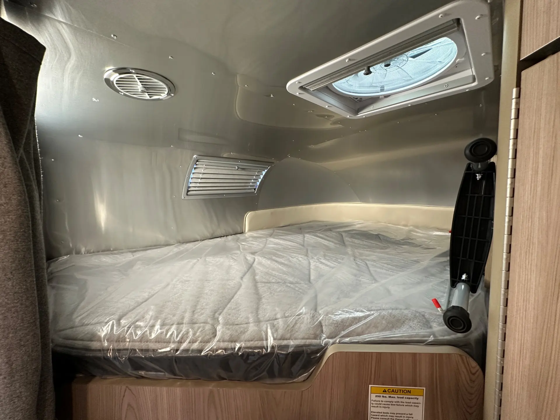 2027 Airstream Flying Cloud 30FB Bunk - Image 39