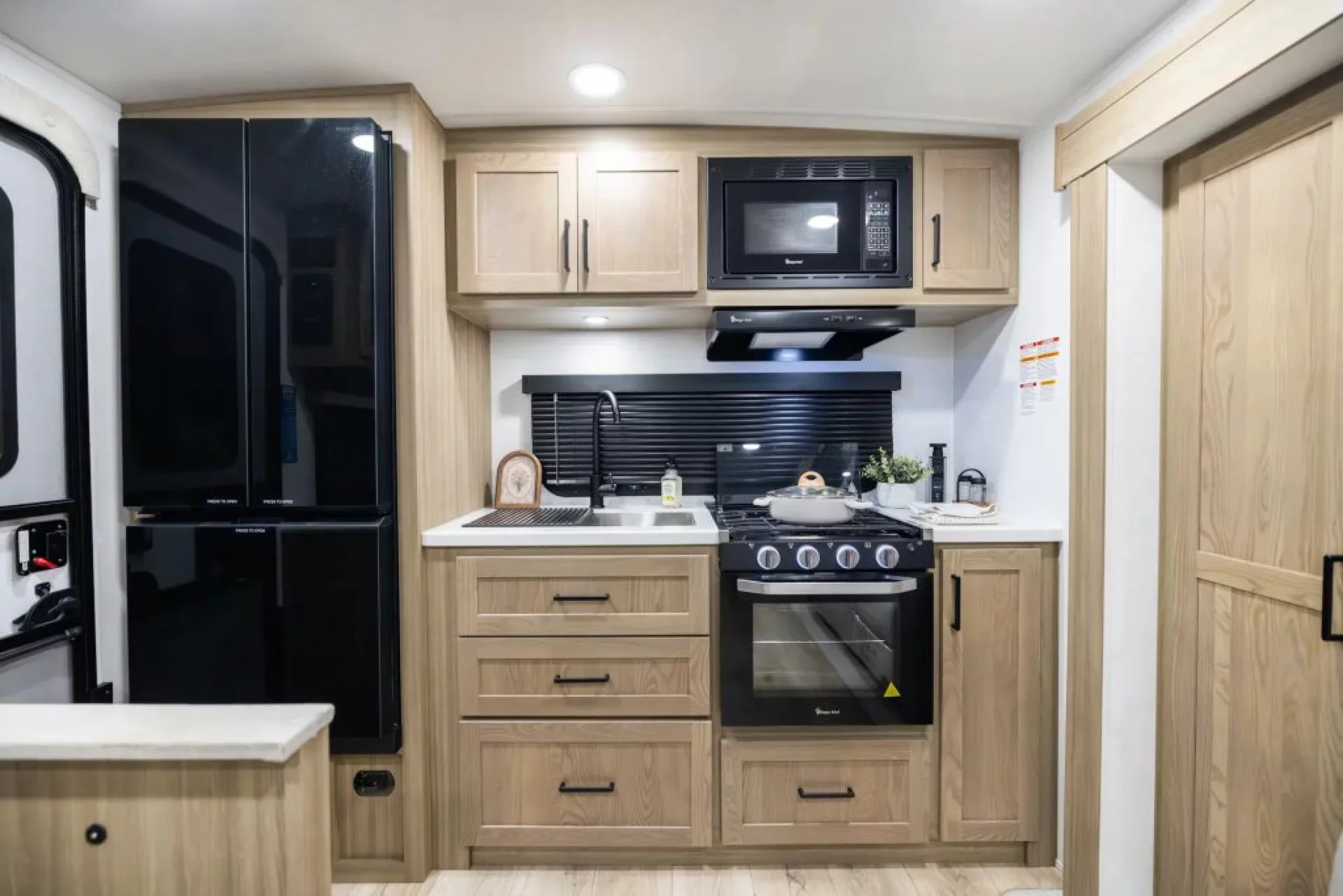 2027 FOREST RIVER ROCKWOOD MINI LITE 2515S - Image 6