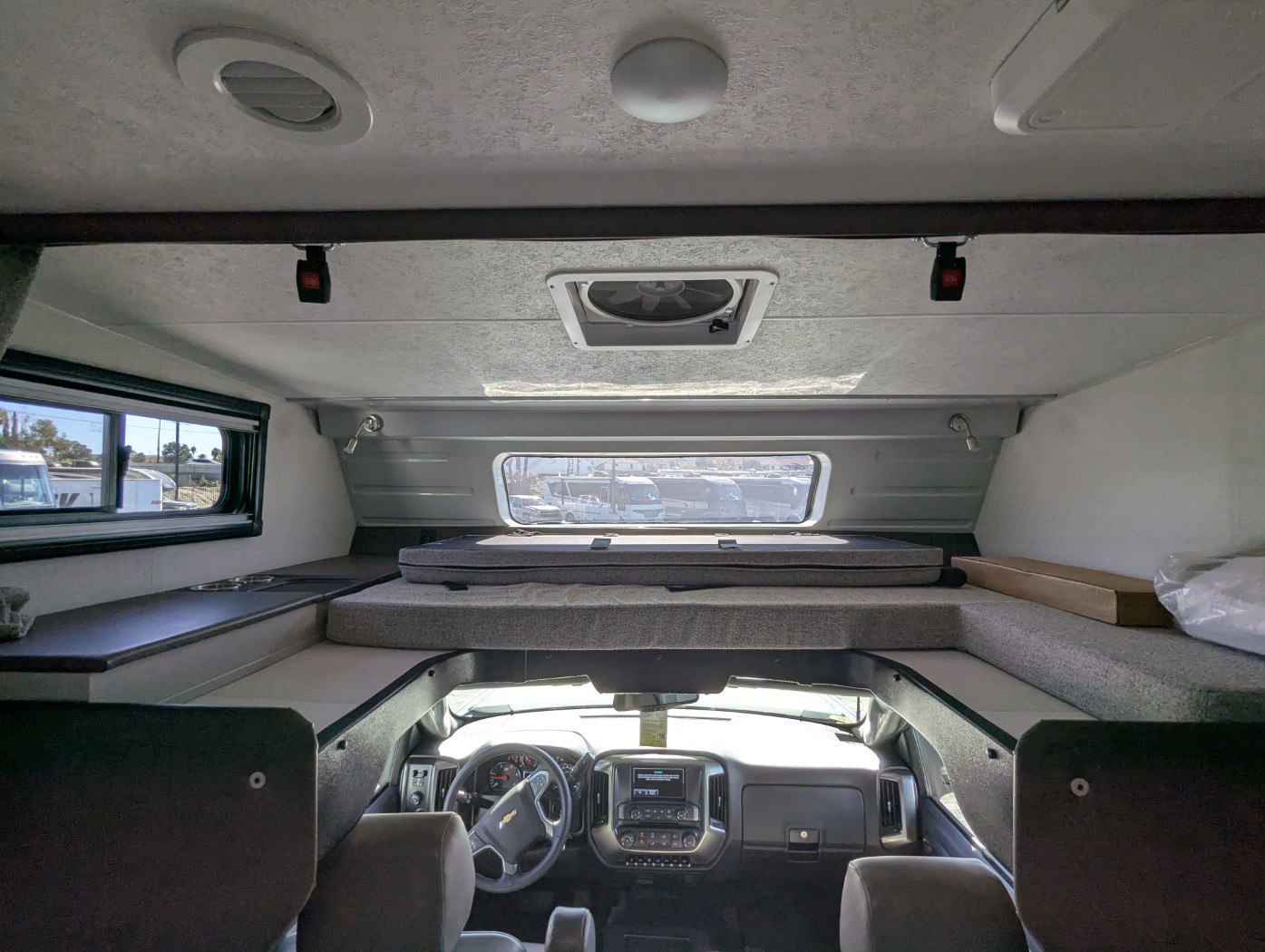 2026 Coachmen Entourage 320LV - Image 9