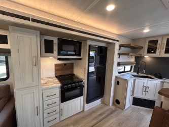 2025 FOREST RIVER GRAND SURVEYOR 302RDBS - Image 11