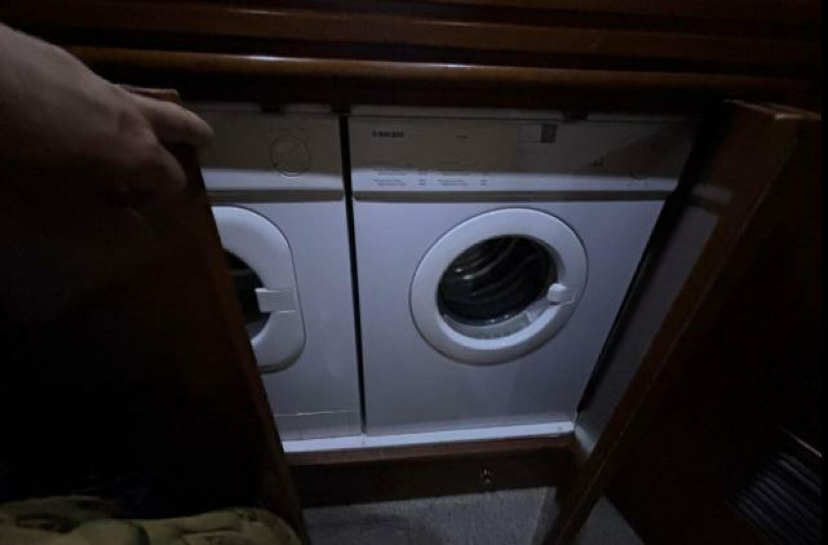 1998 Carver 530 Voyager - Image 37