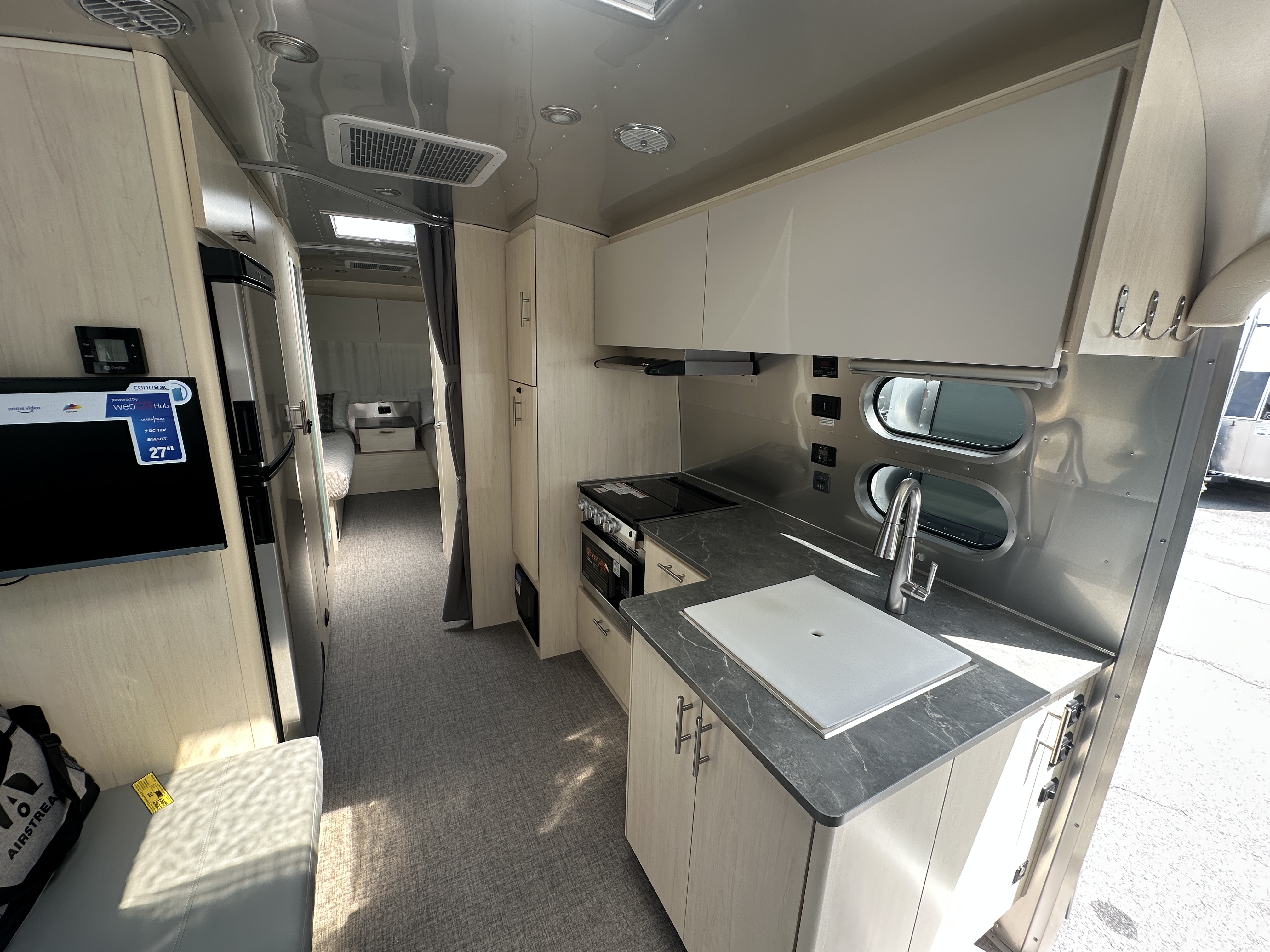 2026 Airstream Flying Cloud 27FB - Image 9