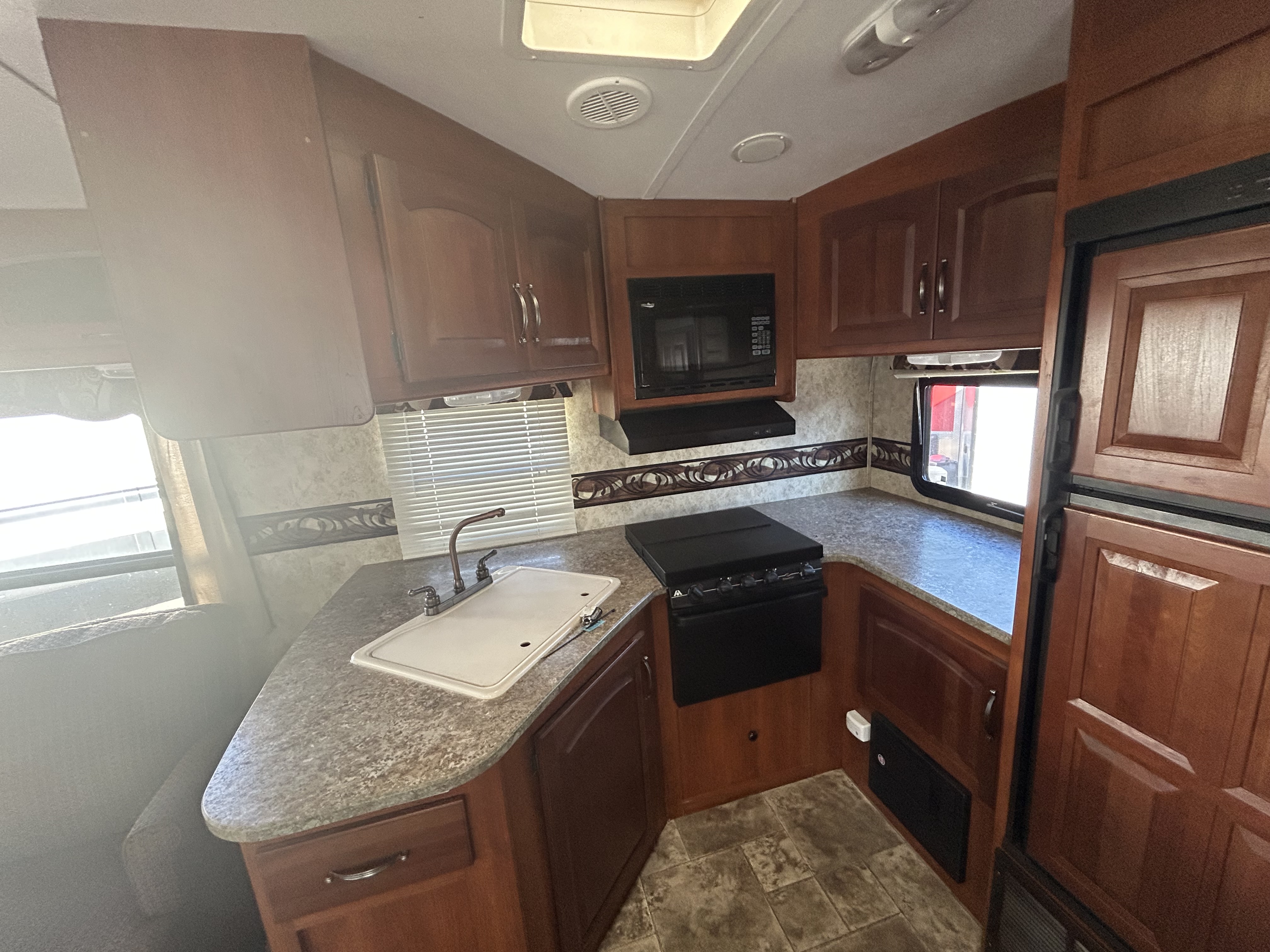 2012 Keystone Cougar XLite 31RKS - Image 13