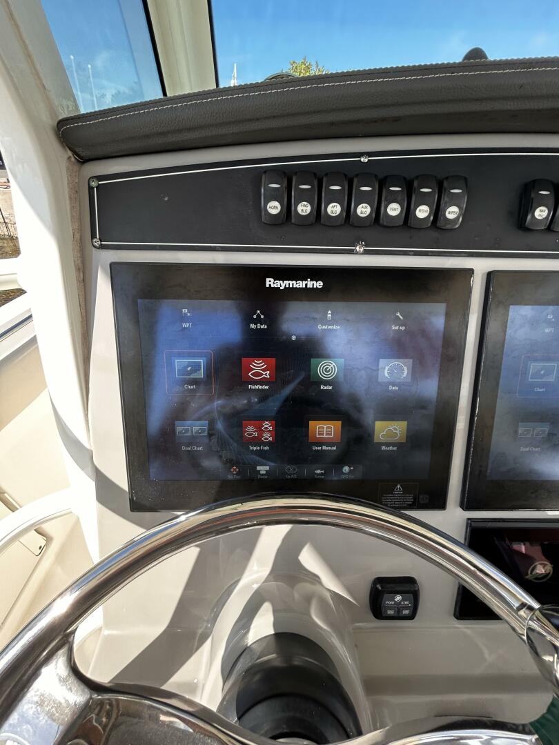 2017 Boston Whaler 330 Outrage - Image 6